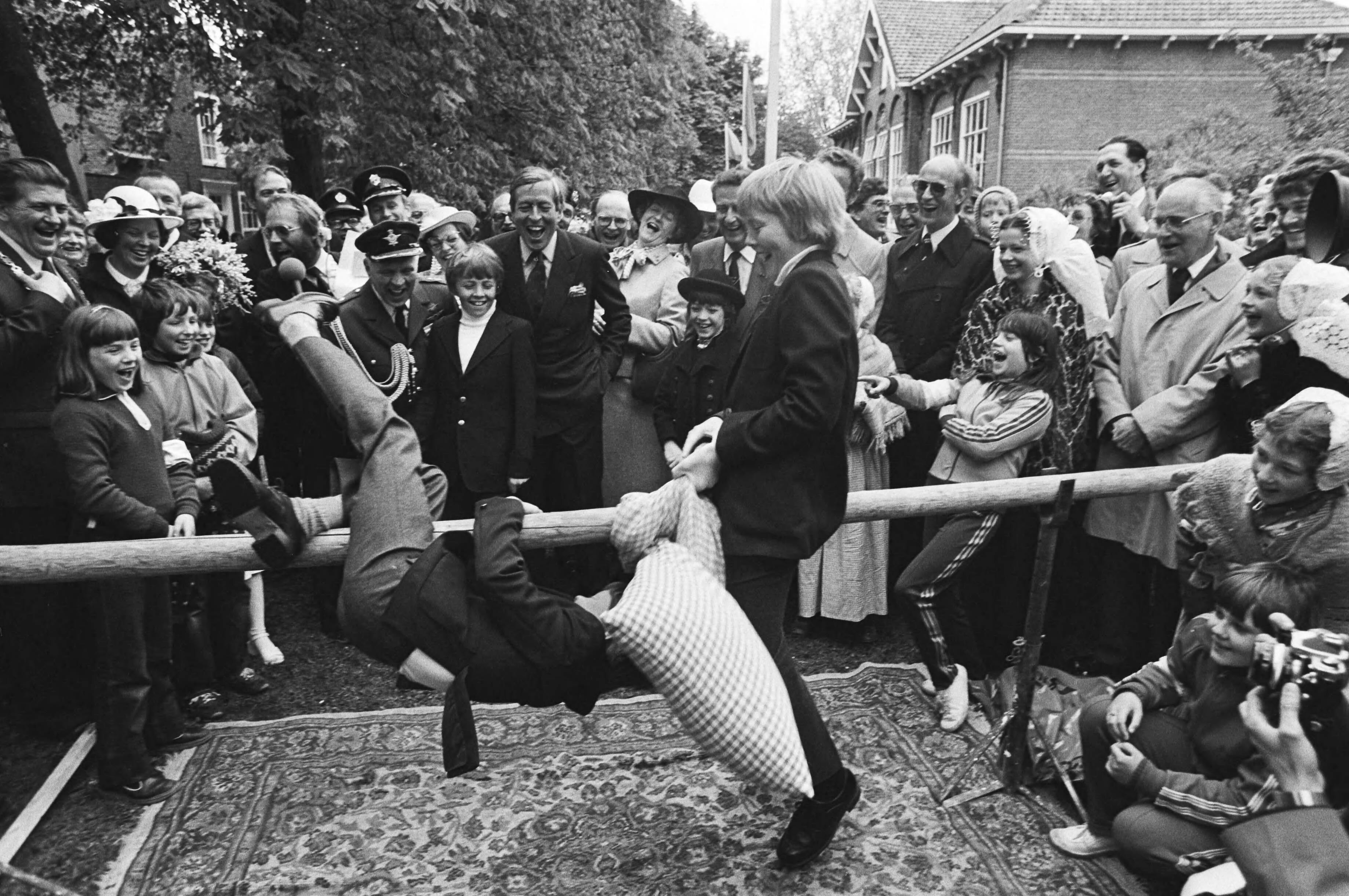 Fotocollectie Anefo — Viering Koninginnedag in Veere, Constantijn (l) valt van balk tijdens het kussengevecht tegen Willem-Alexander — Foto: Bogaerts, Rob / Anefo. Licentie: Set B: Rechtenvrij / Publiek Domein. Bron: Nationaal Archief. http://hdl.handle.net/10648/acfaae74-d0b4-102d-bcf8-003048976d84