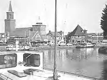 Fotocollectie Rijksvoorlichtingsdienst Eigen — De St. Dominicuskerk gezien vanaf de Noorderplantage met de stadsgracht waarin enkele schepen. Dias leeuwarden doorlopende serie van 8 — Foto: Schuurman, Ralph L. / RVD. Licentie: Set B: Rechtenvrij / Publiek Domein. Bron: Nationaal Archief. http://hdl.handle.net/10648/af7604aa-d0b4-102d-bcf8-003048976d84