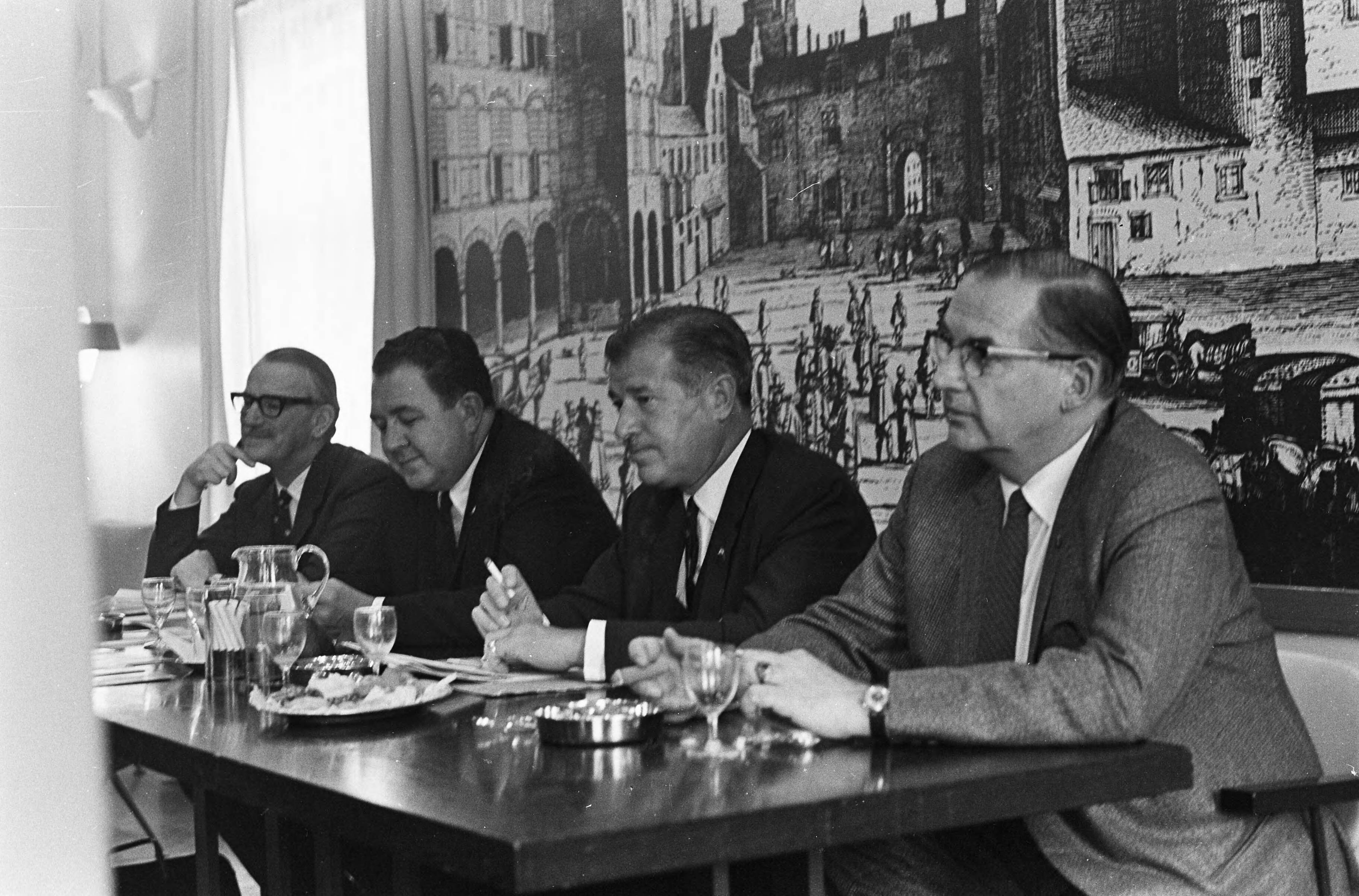Fotocollectie Anefo — Twaalfde Algemene Assemblee van de World Veterans Federation te Den Haag Mr. S. D. Calvert , N. Acton W. C. J. M. van Lanschot en W. K. J. J. van Ommen — Foto: Nijs, Jac. de / Anefo. Licentie: Set B: Rechtenvrij / Publiek Domein. Bron: Nationaal Archief. http://hdl.handle.net/10648/ab264fe0-d0b4-102d-bcf8-003048976d84
