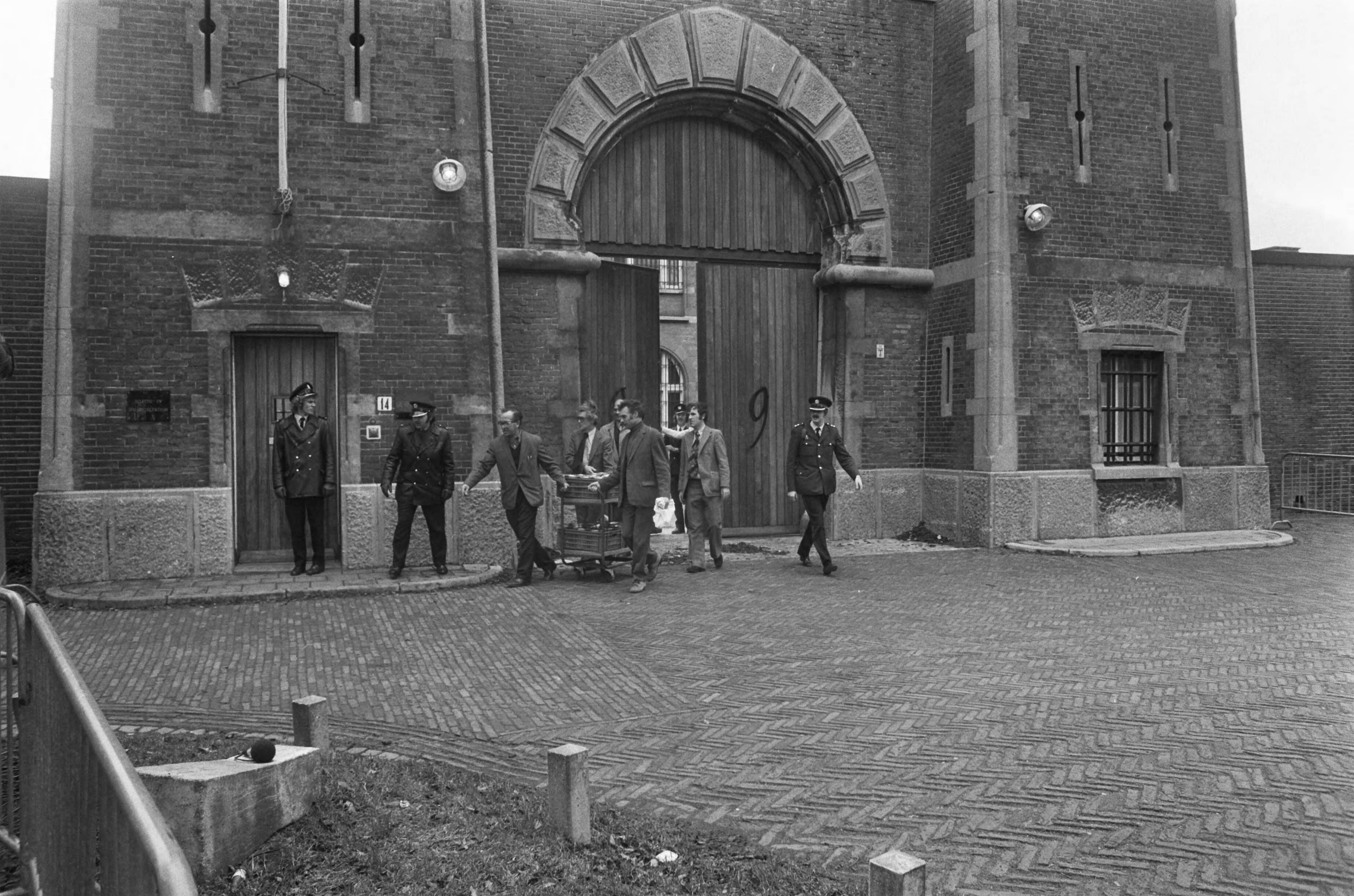 Fotocollectie Anefo — Gijzeling in Scheveningen; karretje met eten voor politie wordt aangevoerd — Foto: Peters, Hans / Anefo. Licentie: Set B: Rechtenvrij / Publiek Domein. Bron: Nationaal Archief. http://hdl.handle.net/10648/ac590524-d0b4-102d-bcf8-003048976d84