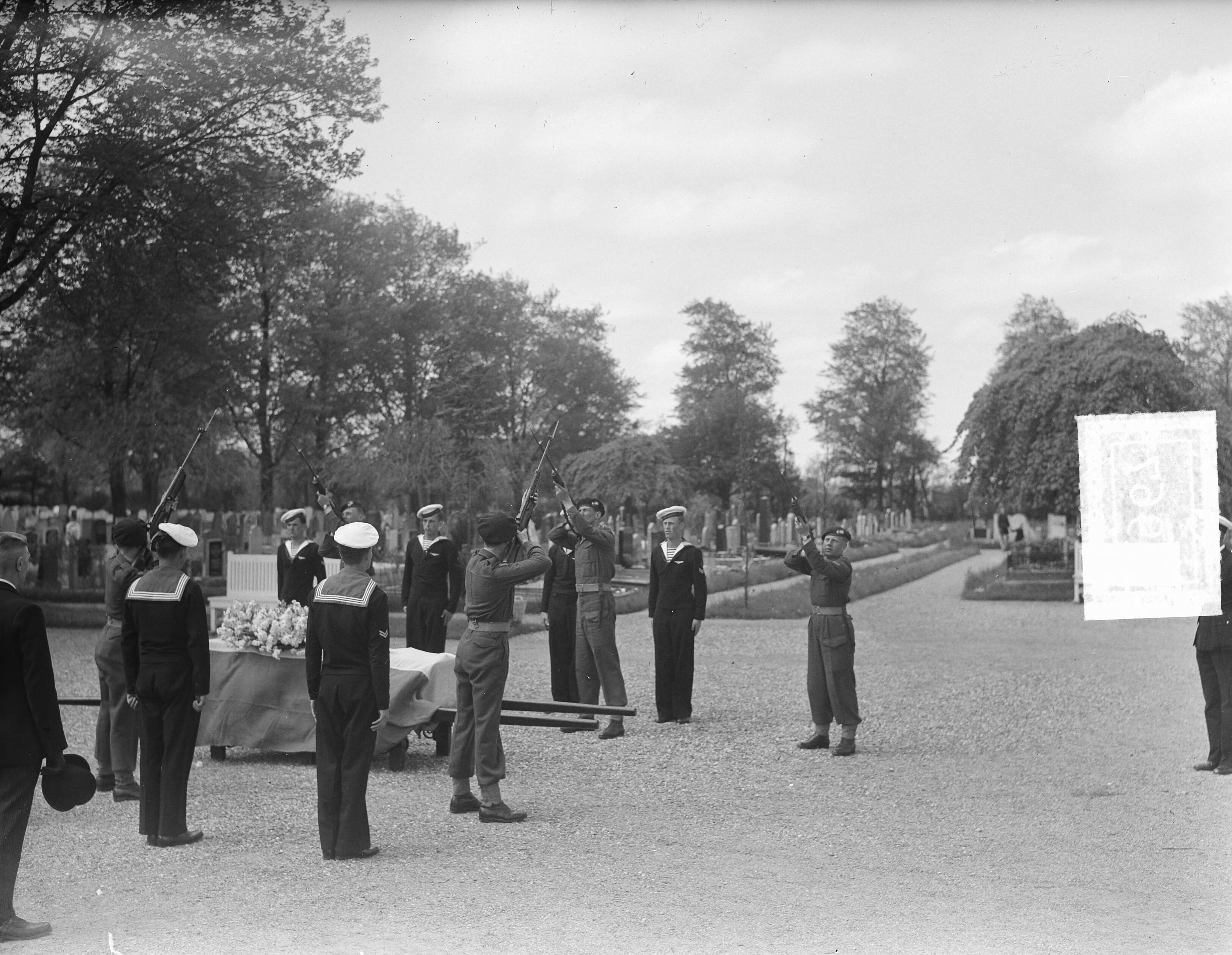 Begrafenis Jitze Kiemel op de Noorderbegraafplaats te Leeuwarden — Leeuwarden, Noorderbegraafplaats. Begrafenis met militaire eer van Jitze Kiemel, werkzaam bij de Marine luchtvaartdienst en omgekomen bij een vliegtuigongeluk. Militairen brengen een eresaluut — Foto: Pot, Harry / Anefo. Licentie: Set B: Rechtenvrij / Publiek Domein. Bron: Nationaal Archief. http://hdl.handle.net/10648/a8d899dc-d0b4-102d-bcf8-003048976d84