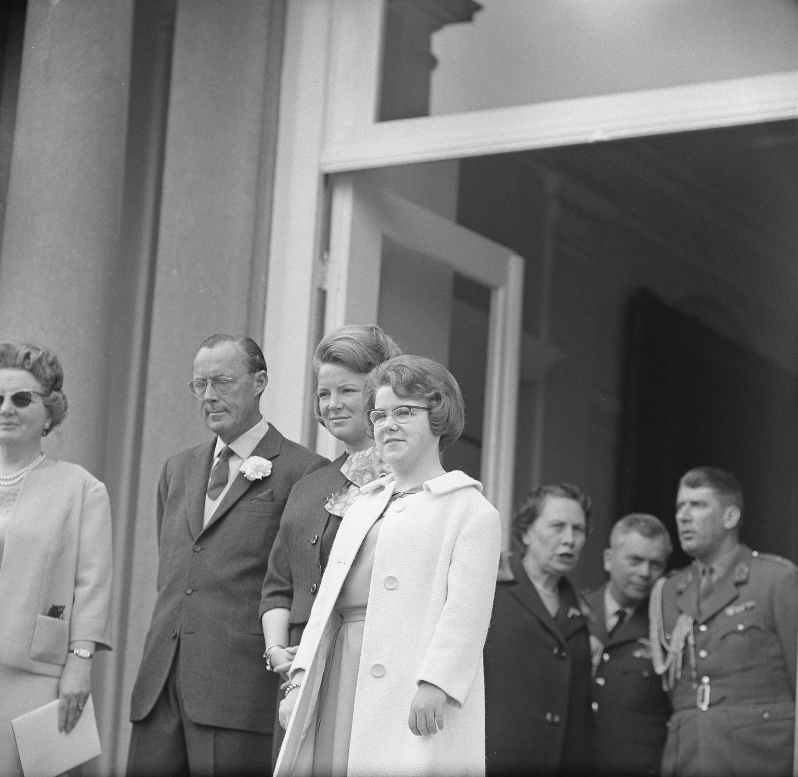 Koninginnedag 1963 — Feest op Soestdijk, de Koninklijke familie — Foto: Nijs, Jac. de / Anefo. Licentie: Set B: Rechtenvrij / Publiek Domein. Bron: Nationaal Archief. http://hdl.handle.net/10648/aa34cd8c-d0b4-102d-bcf8-003048976d84