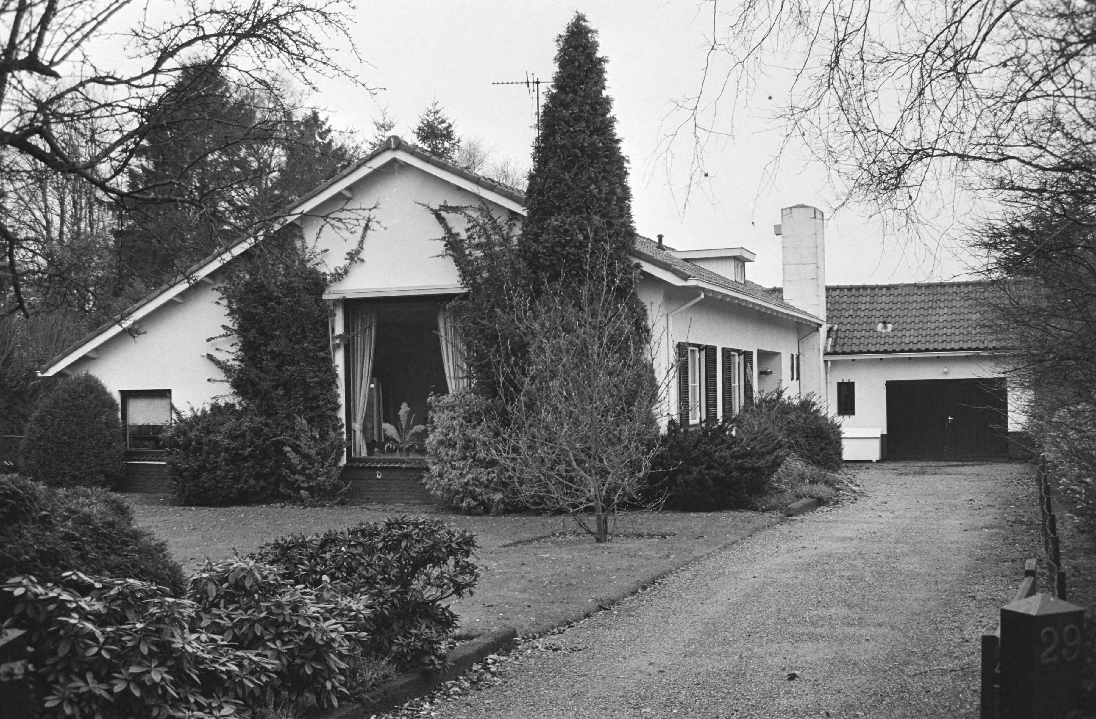 Fotocollectie Anefo — Prinses Irene en kinderen bewonen nu deze bungalow aan Tafelbergweg in Laren (Noord-Holland) — Foto: Dijk, Hans van / Anefo. Licentie: Set B: Rechtenvrij / Publiek Domein. Bron: Nationaal Archief. http://hdl.handle.net/10648/acee4d50-d0b4-102d-bcf8-003048976d84