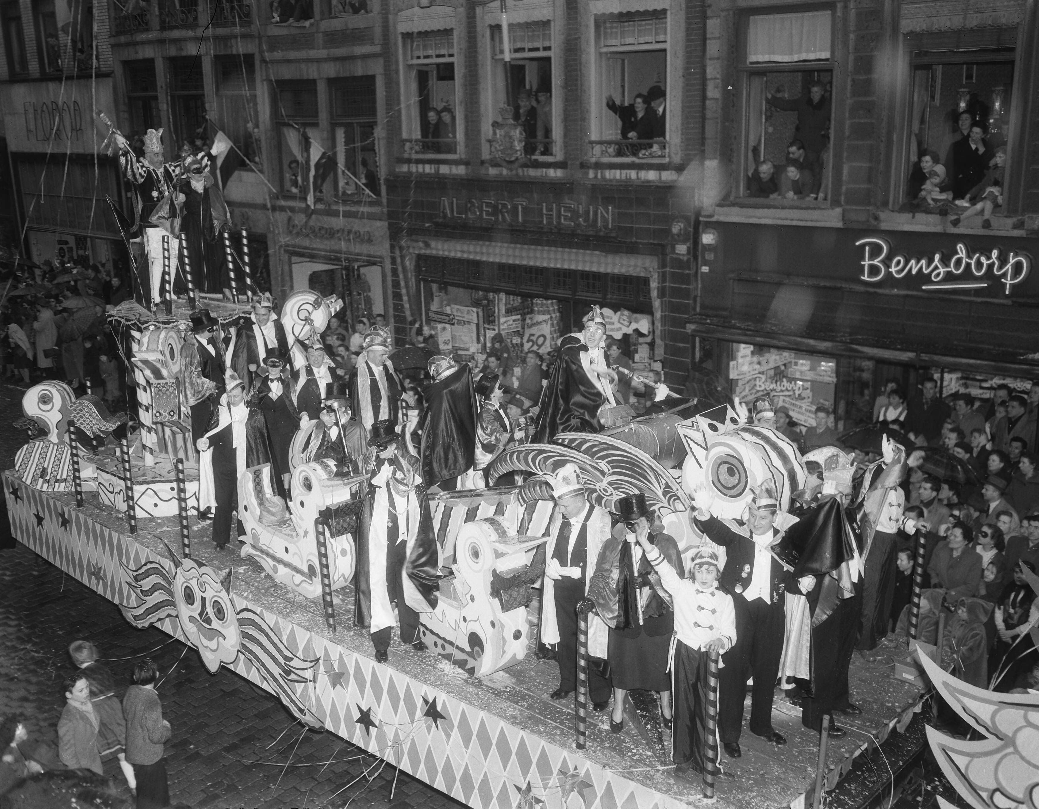 Fotocollectie Anefo — Carnaval Maastricht optocht — Foto: Duinen, G.W. van / Anefo. Licentie: Set B: Rechtenvrij / Publiek Domein. Bron: Nationaal Archief. http://hdl.handle.net/10648/a91d741c-d0b4-102d-bcf8-003048976d84