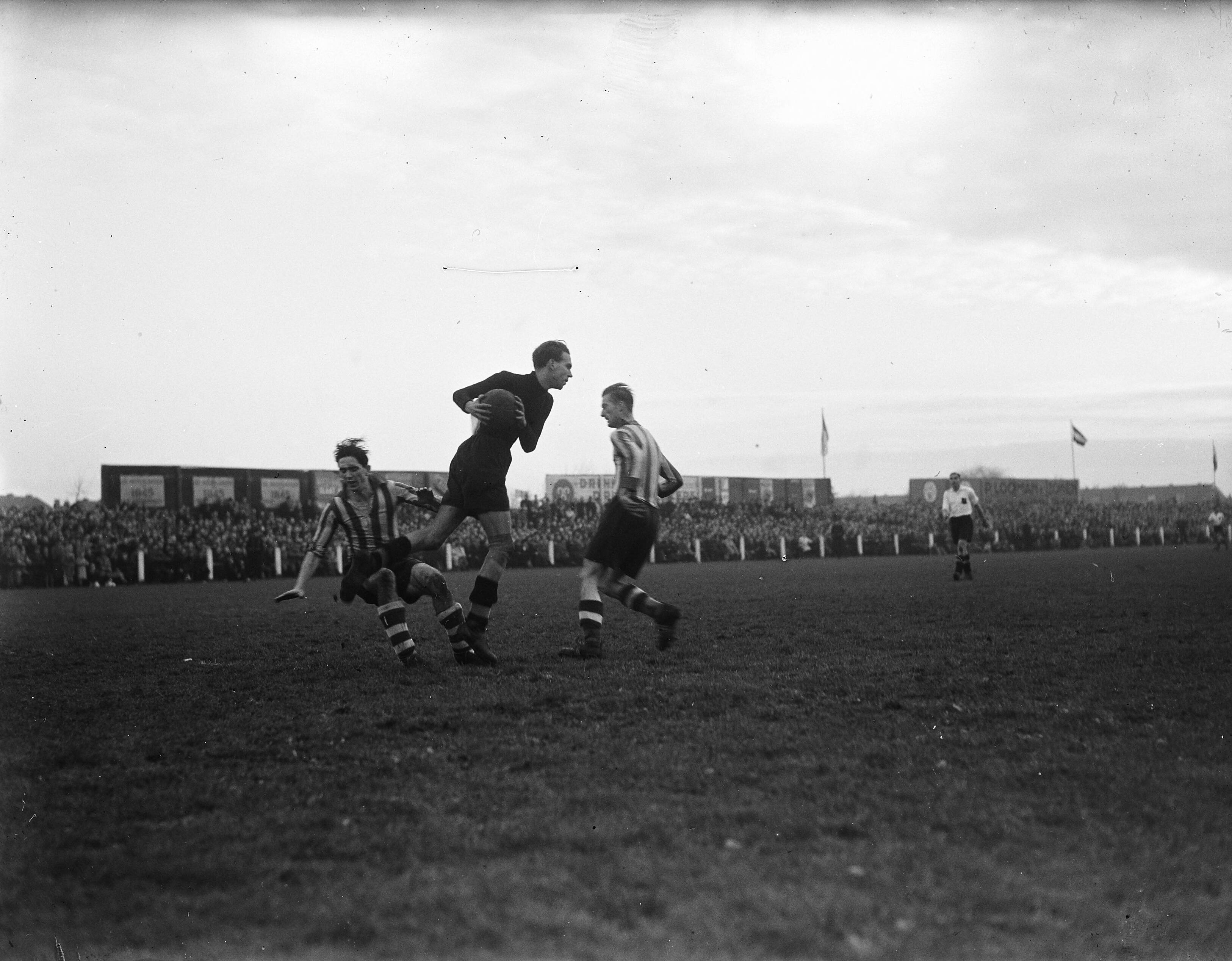 Fotocollectie Anefo — Voetbal. NAC tegen PSV (1-2). De NAC-keeper[Boluyt] als een rots — Foto: Noske, J.D. / Anefo. Licentie: Set B: Rechtenvrij / Publiek Domein. Bron: Nationaal Archief. http://hdl.handle.net/10648/a8b0682c-d0b4-102d-bcf8-003048976d84