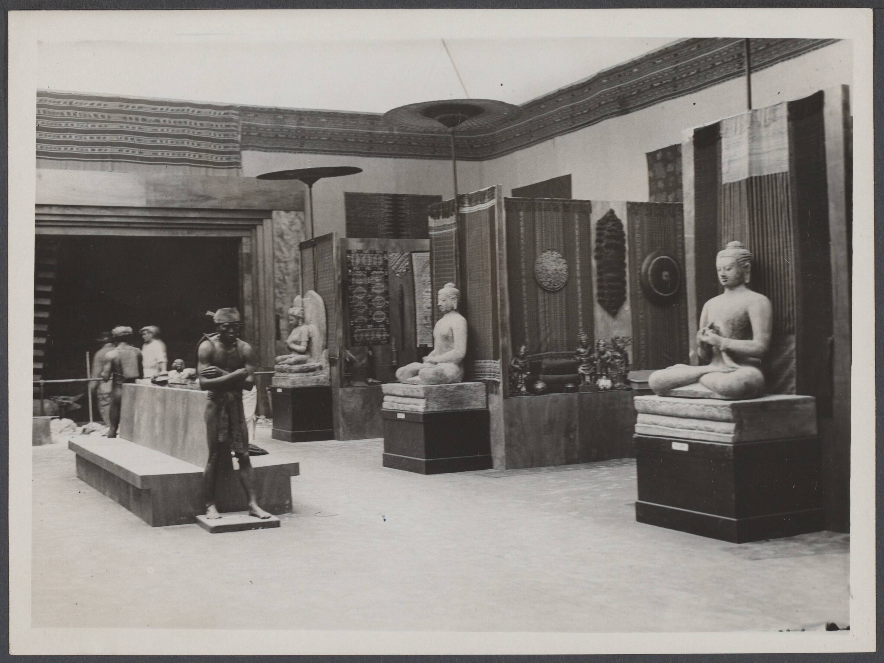 Koloniale tentoonstellingen, Den Haag 1932 - Nederland — Indische Tentoonstelling in het Westbroekpark te Den Haag. De afdeling Volkenkunde — Foto: N.V. Vereenigde Fotobureaux. Licentie: Set B: Rechtenvrij / Publiek Domein. Bron: Nationaal Archief. http://hdl.handle.net/10648/ef527ea5-cf7e-724b-783b-c16878ac31e0