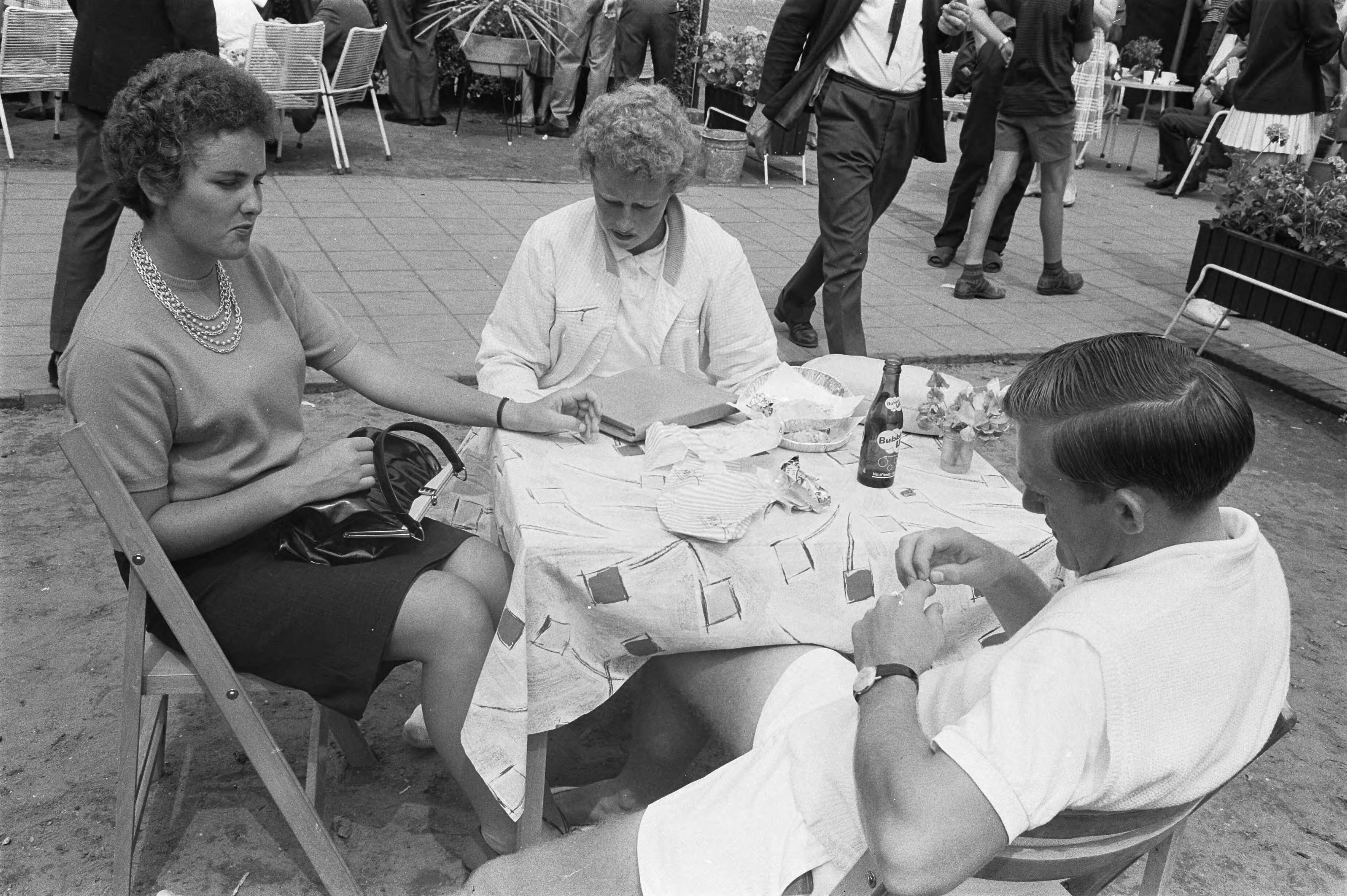 Fotocollectie Anefo — Tennis op 't Melkhuisje in Hilversum — Foto: Broers, F.N. / Anefo. Licentie: Set B: Rechtenvrij / Publiek Domein. Bron: Nationaal Archief. http://hdl.handle.net/10648/aa3f6d1e-d0b4-102d-bcf8-003048976d84