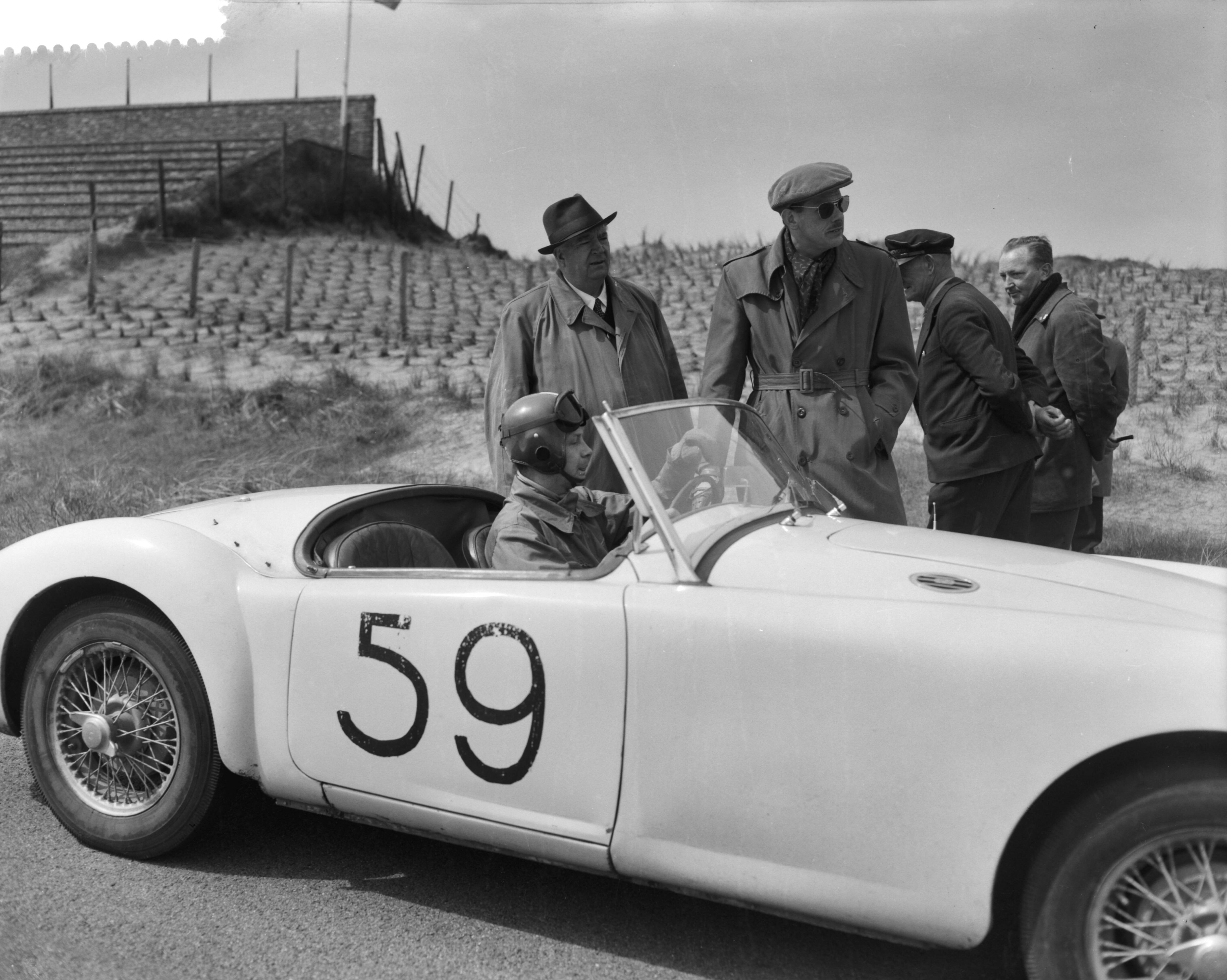 Fotocollectie Anefo — Coureurscursus door Wolfgang Graf Berghe von Trips en Alfred Neubauer op het circuit van Zandvoort — Foto: Bilsen, Joop van / Anefo. Licentie: Set B: Rechtenvrij / Publiek Domein. Bron: Nationaal Archief. http://hdl.handle.net/10648/a97a3bfc-d0b4-102d-bcf8-003048976d84