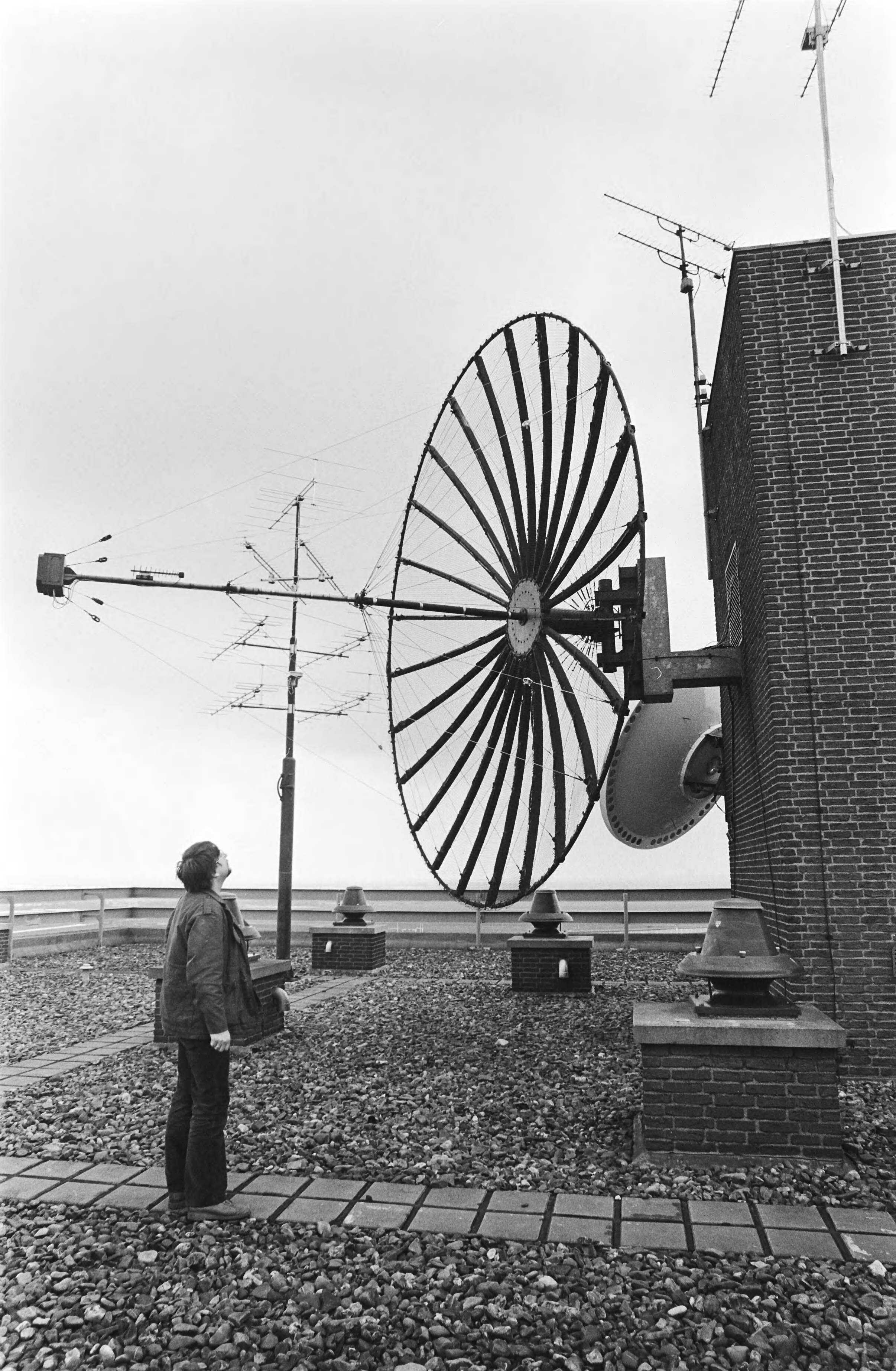 Fotocollectie Anefo — Siemens Nederland heeft kabelsysteem ontwikkeld waarmee 30 kanalen door een kabel kunnen doorgestuurd in Zoetermeer — Foto: Dijk, Hans van / Anefo. Licentie: Set B: Rechtenvrij / Publiek Domein. Bron: Nationaal Archief. http://hdl.handle.net/10648/acf78032-d0b4-102d-bcf8-003048976d84