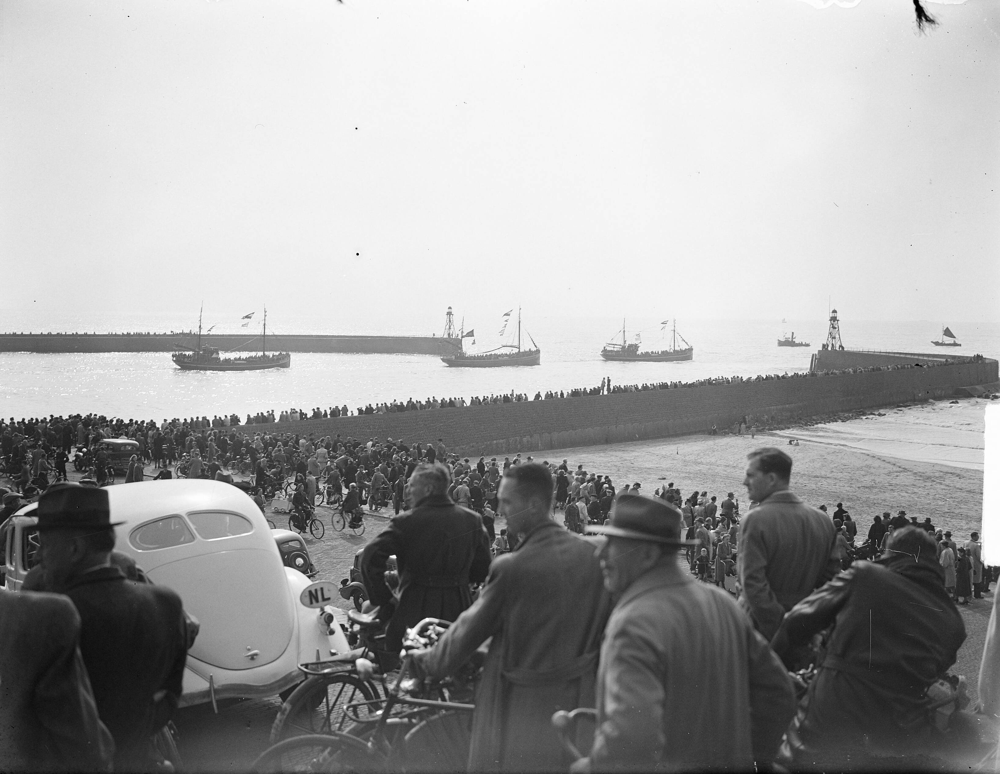 Fotocollectie Anefo — Tocht met genodigden met Schevenings vissersvloot — Foto: Winterbergen, Rolf / Anefo. Licentie: Set B: Rechtenvrij / Publiek Domein. Bron: Nationaal Archief. http://hdl.handle.net/10648/a8c7d534-d0b4-102d-bcf8-003048976d84