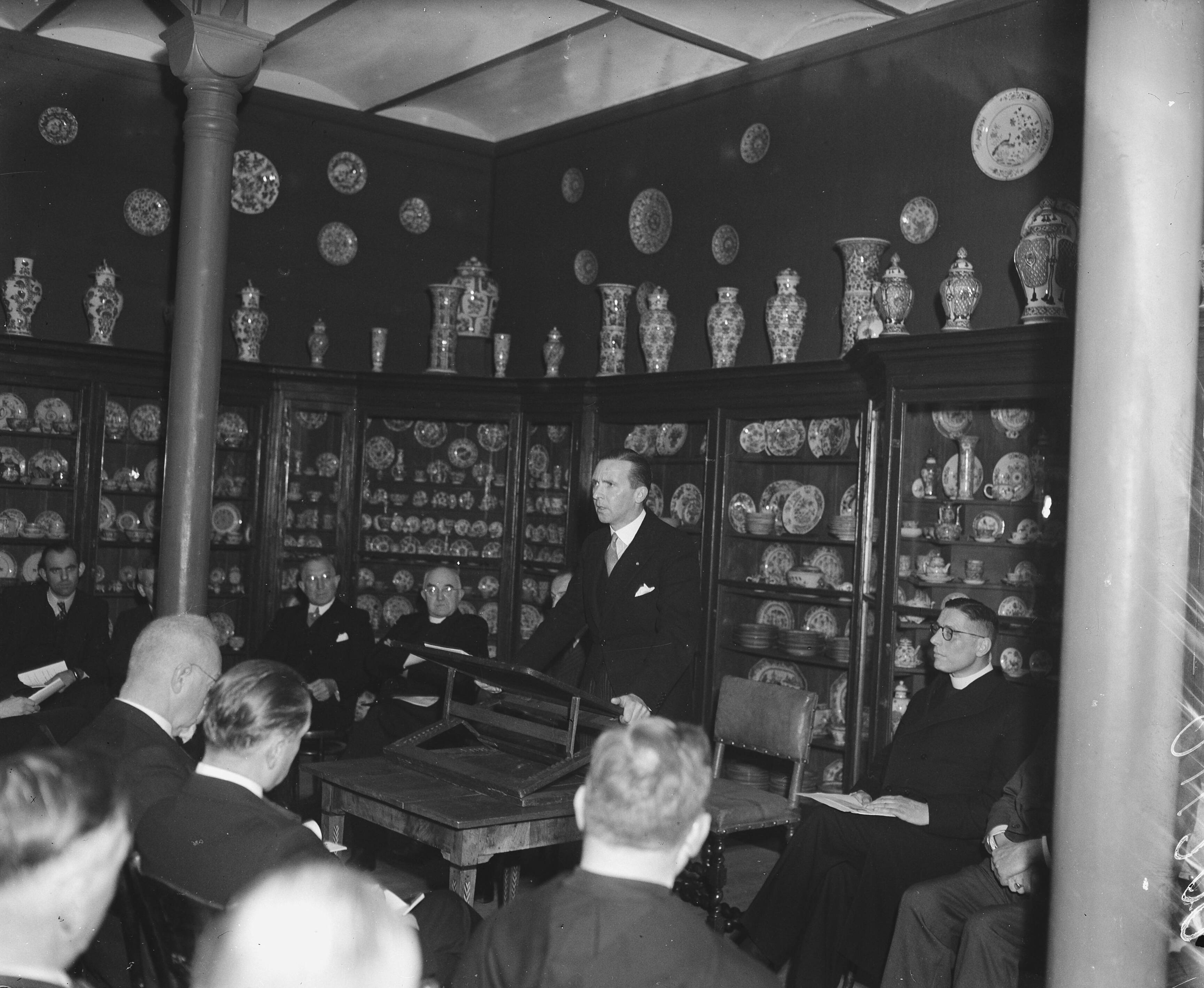 Fotocollectie Anefo — Tentoonstelling Kerkkunst te Leeuwarden [toespraak van Commissaris der Koningin H.P. Linthorst Homan] — Foto: Wisman, Bram / Anefo. Licentie: Set B: Rechtenvrij / Publiek Domein. Bron: Nationaal Archief. http://hdl.handle.net/10648/a8ae9baa-d0b4-102d-bcf8-003048976d84
