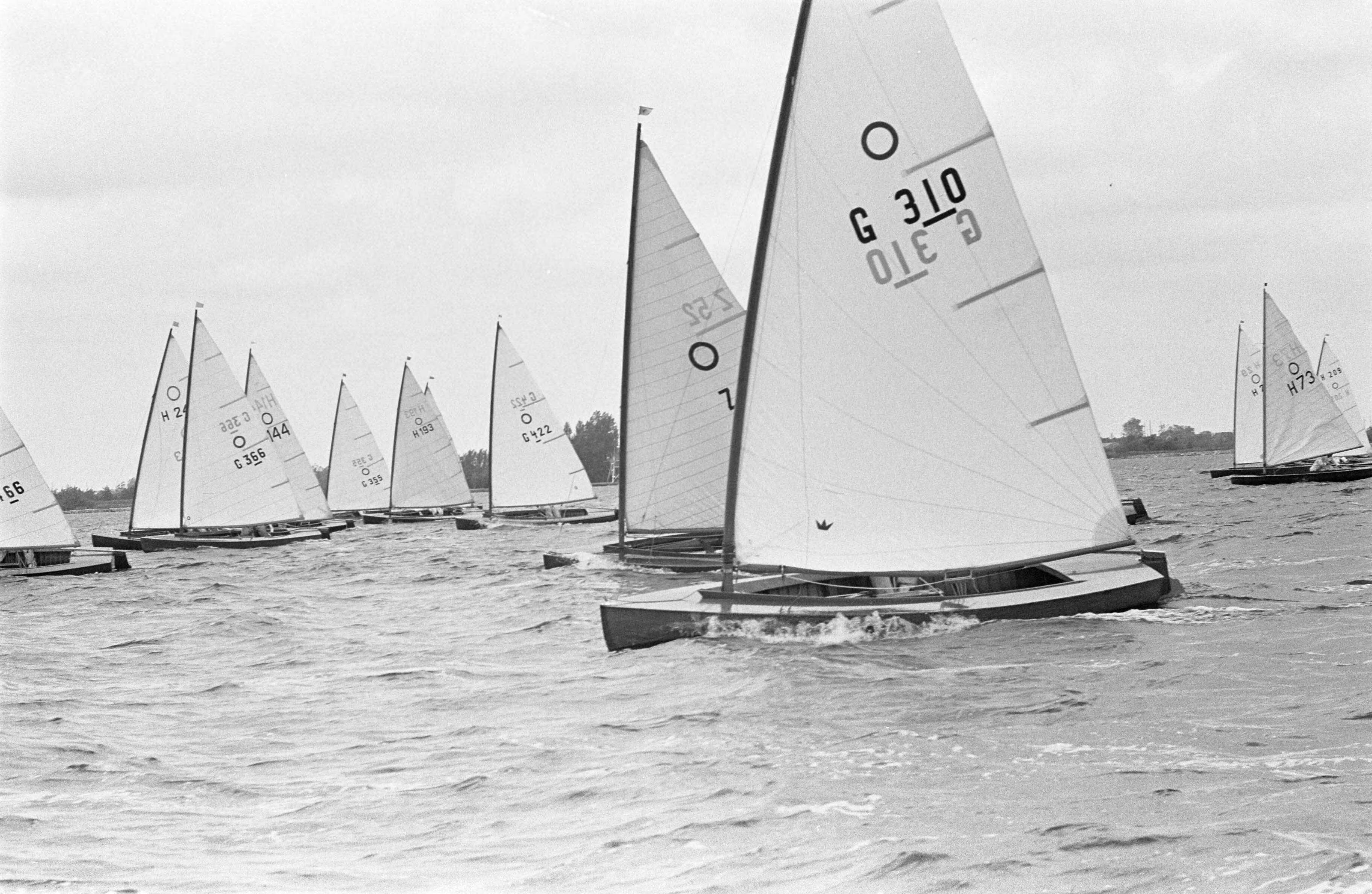 Fotocollectie Anefo — Europese Kampioenschappen Olympiajollen (O-Jol) op de Westeinderplassen — Foto: Bilsen, Joop van / Anefo. Licentie: Set B: Rechtenvrij / Publiek Domein. Bron: Nationaal Archief. http://hdl.handle.net/10648/aa0dd376-d0b4-102d-bcf8-003048976d84