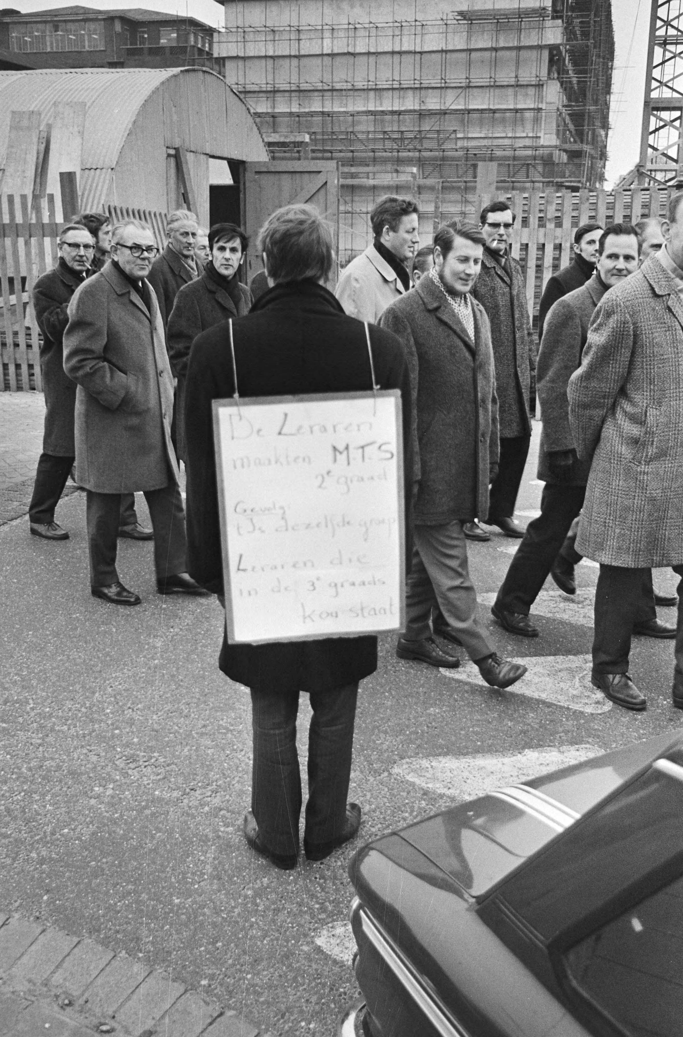 Fotocollectie Anefo — Leraren bij Middelbaar Technisch Onderwijs demonstreren in Den Haag — Foto: Punt, W. / Anefo. Licentie: Set B: Rechtenvrij / Publiek Domein. Bron: Nationaal Archief. http://hdl.handle.net/10648/abad869a-d0b4-102d-bcf8-003048976d84