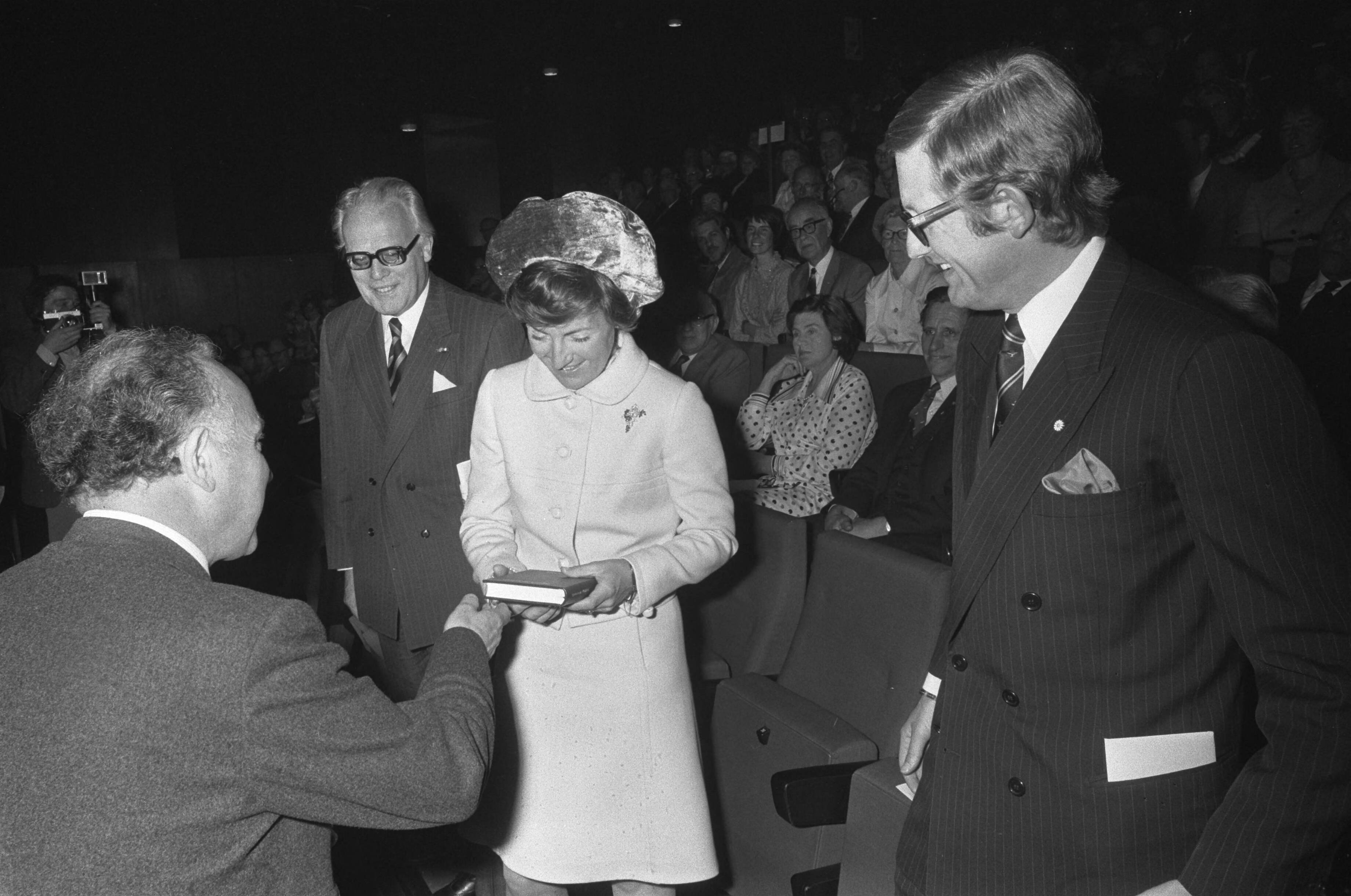 Fotocollectie Anefo — Prinses Margriet bij jubileum Nederlandse vereniging tot bescherming van vogels in Utrecht; Margriet, Pieter en he Van de Ven met postzegels — Foto: Verhoeff, Bert / Anefo. Licentie: Set B: Rechtenvrij / Publiek Domein. Bron: Nationaal Archief. http://hdl.handle.net/10648/ac48b5b6-d0b4-102d-bcf8-003048976d84