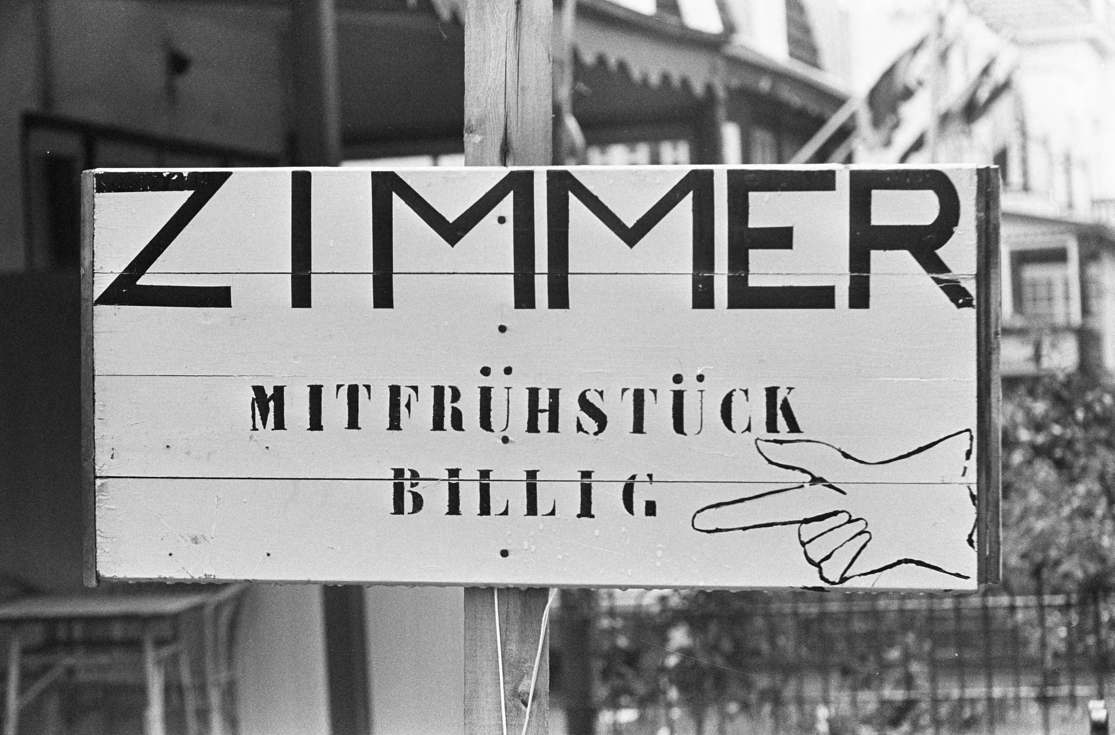Fotocollectie Anefo — Zomer 1966 te Zandvoort, nog kamers te huur — Foto: Koch, Eric / Anefo. Licentie: Set B: Rechtenvrij / Publiek Domein. Bron: Nationaal Archief. http://hdl.handle.net/10648/aaf3875e-d0b4-102d-bcf8-003048976d84