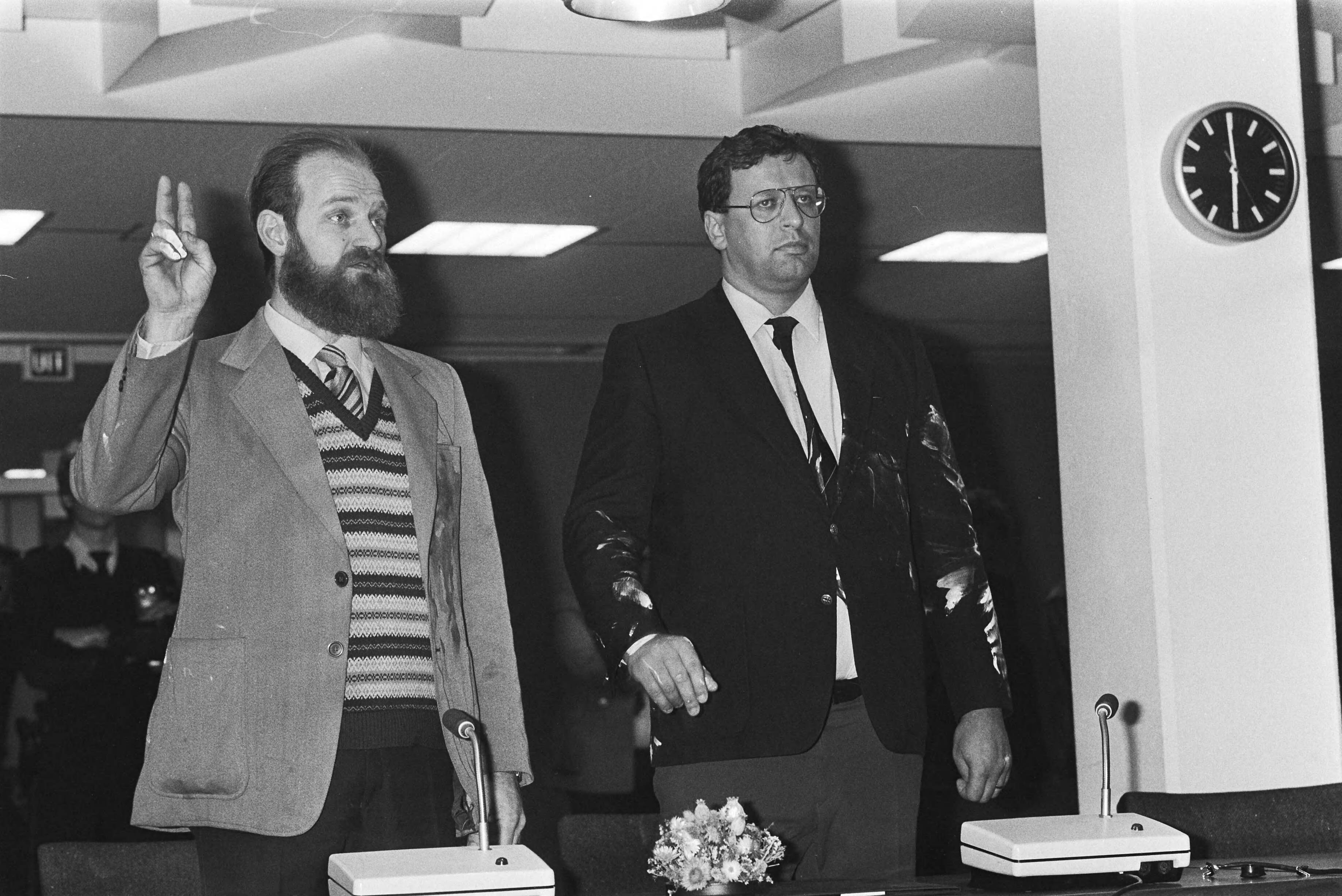 Fotocollectie Anefo — Almere, installatie 2 CP-raadsleden Vreeswijk en Fresco; de CP-raadsleden Fresco (l) en Vreeswijk tijdens beediging — Foto: Croes, Rob C. / Anefo. Licentie: Set B: Rechtenvrij / Publiek Domein. Bron: Nationaal Archief. http://hdl.handle.net/10648/ad334b76-d0b4-102d-bcf8-003048976d84