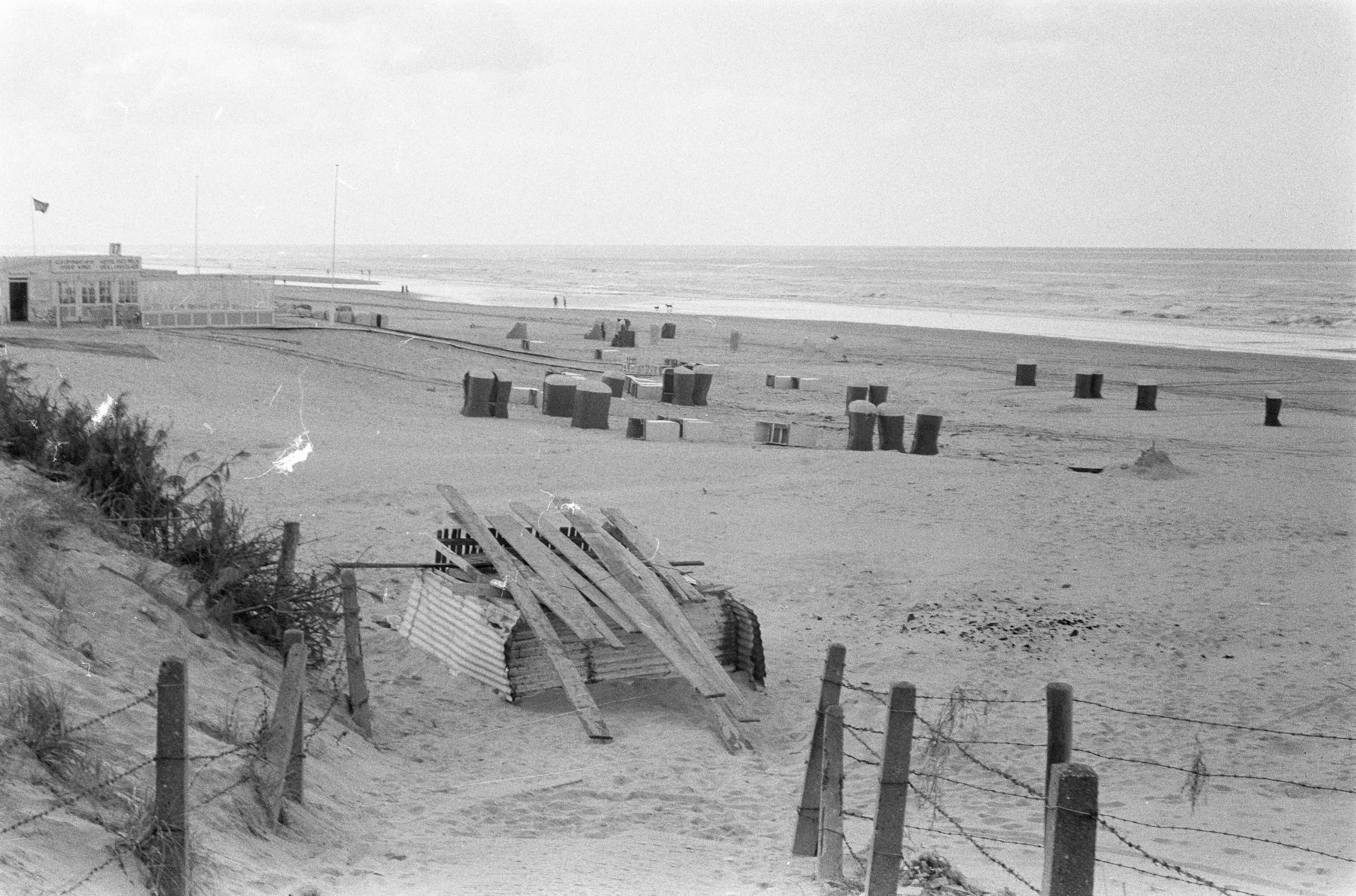 Fotocollectie Anefo — Strandleven in Zandvoort loopt ten einde — Foto: Gelderen, Hugo van / Anefo. Licentie: Set B: Rechtenvrij / Publiek Domein. Bron: Nationaal Archief. http://hdl.handle.net/10648/a9ba6574-d0b4-102d-bcf8-003048976d84
