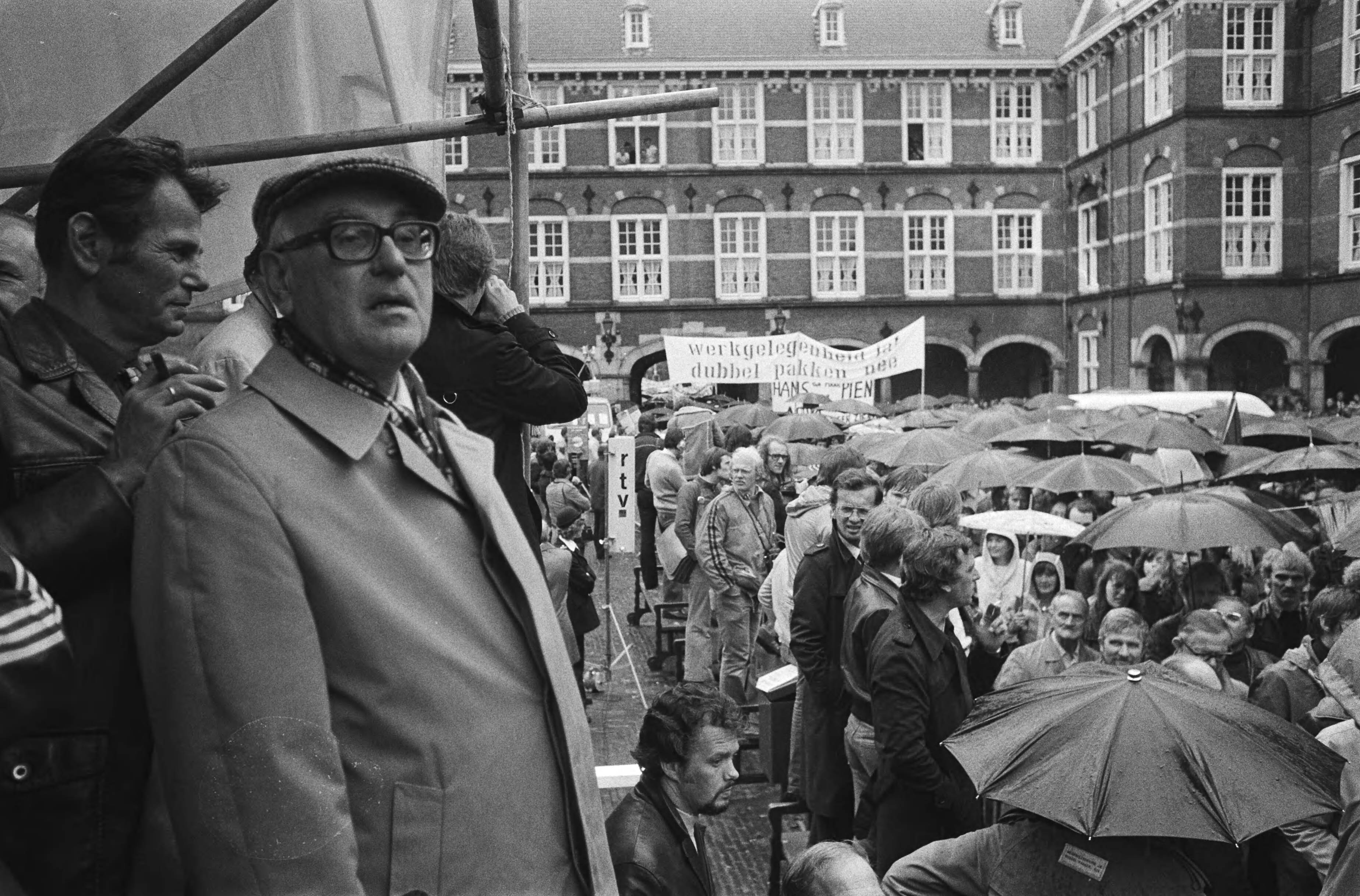 Fotocollectie Anefo — Ambtenarendemonstratie, Den Haag tegen bezuigingsplannen Van Agt ; ABVA-voorzitter Dutman op Binnenhof — Foto: Peters, Hans / Anefo. Licentie: Set B: Rechtenvrij / Publiek Domein. Bron: Nationaal Archief. http://hdl.handle.net/10648/acb77ff0-d0b4-102d-bcf8-003048976d84