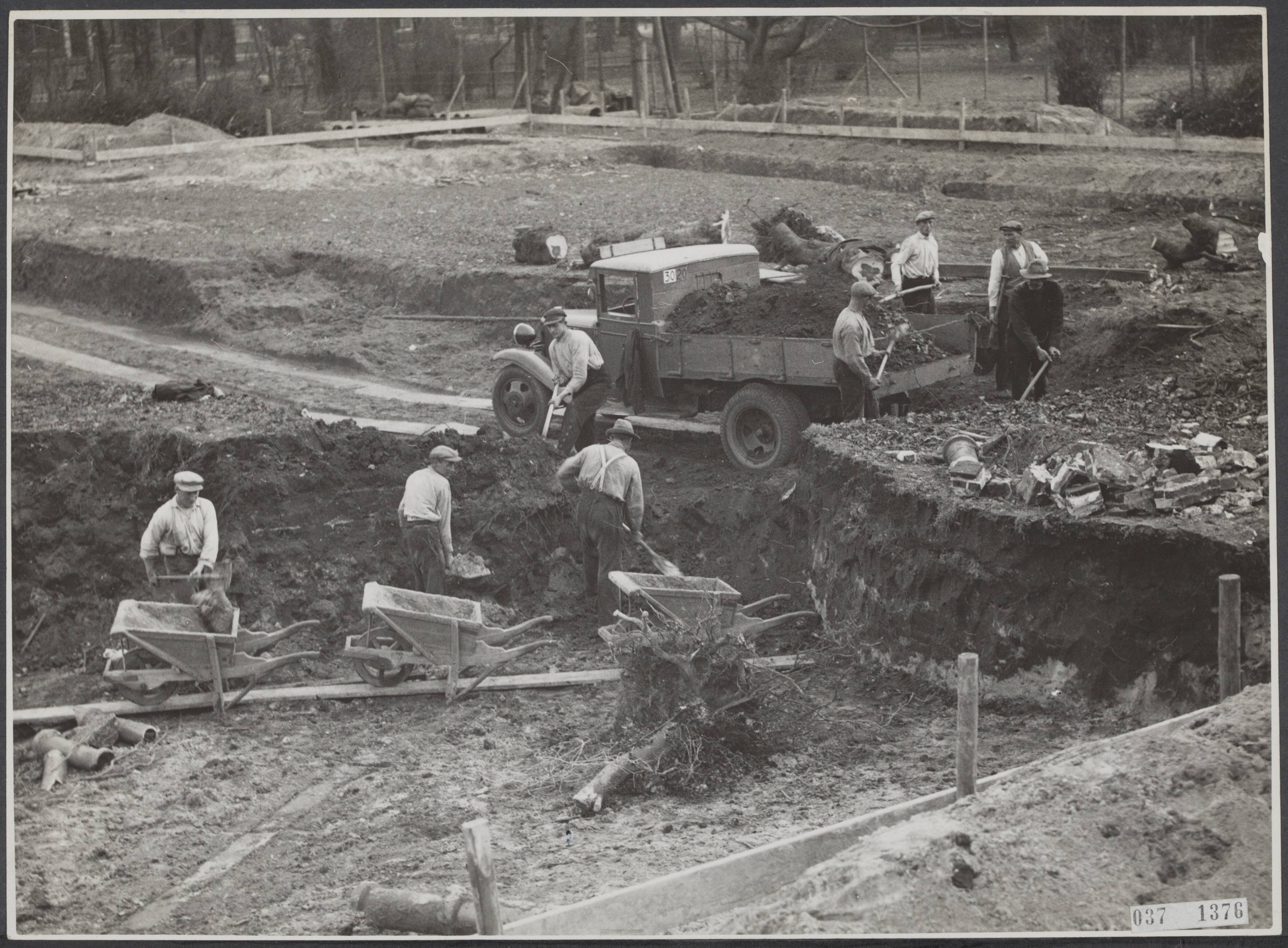 Fotocollectie Elsevier Binnenland — De voorbereidende werkzaamheden voor de bouw van het Sportfondsenbad te Haarlem vorderen reeds snel. Een overzicht van het graafwerk — Foto: Fotobureau Stevens / Rechtenvrij. Licentie: Set B: Rechtenvrij / Publiek Domein. Bron: Nationaal Archief. http://hdl.handle.net/10648/adf0566c-d0b4-102d-bcf8-003048976d84