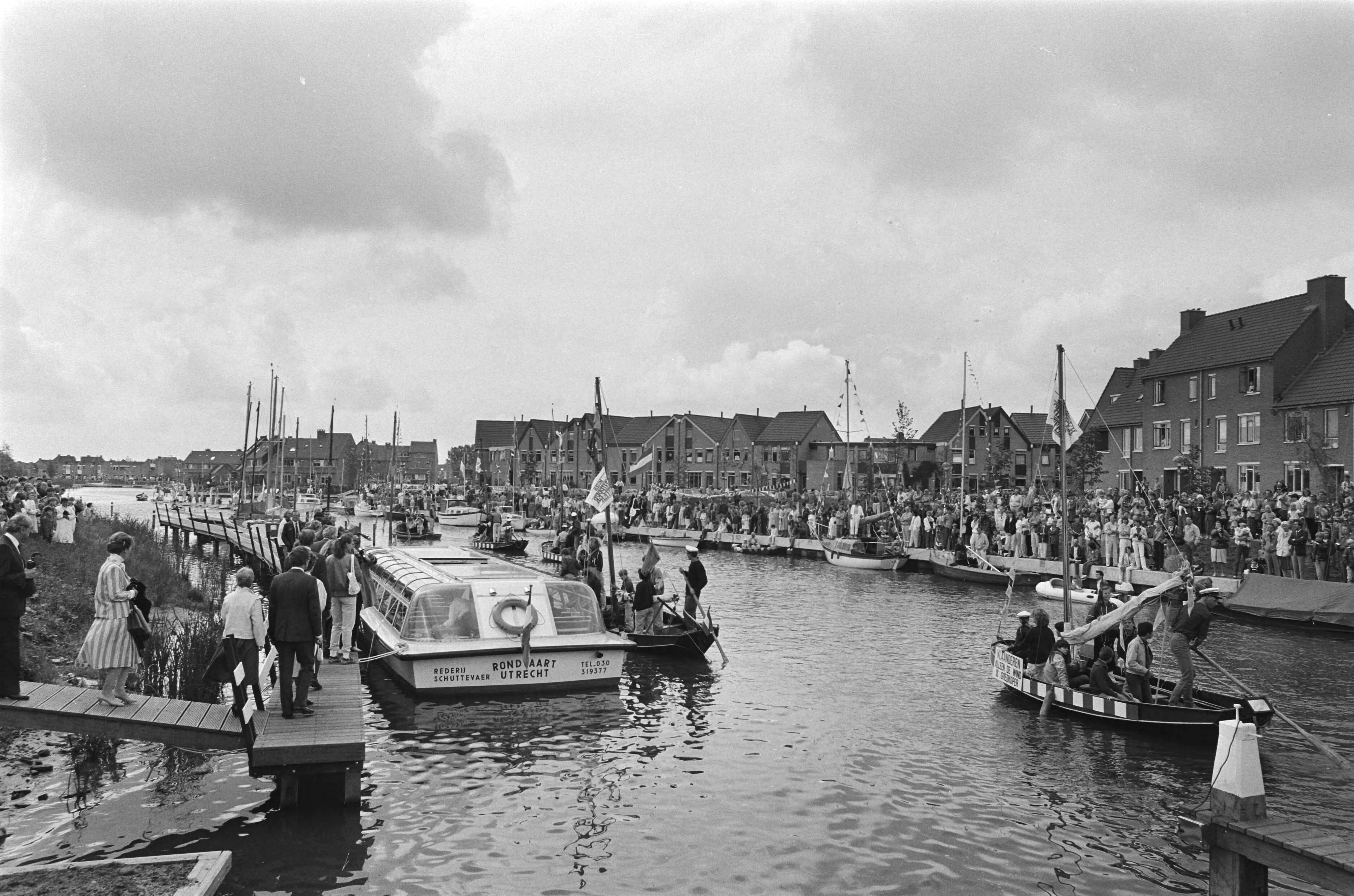 Fotocollectie Anefo — Nieuwe aankoophaven Huizen geopend — Foto: Vollebregt, Sjakkelien / Anefo. Licentie: Set B: Rechtenvrij / Publiek Domein. Bron: Nationaal Archief. http://hdl.handle.net/10648/ad47ed56-d0b4-102d-bcf8-003048976d84