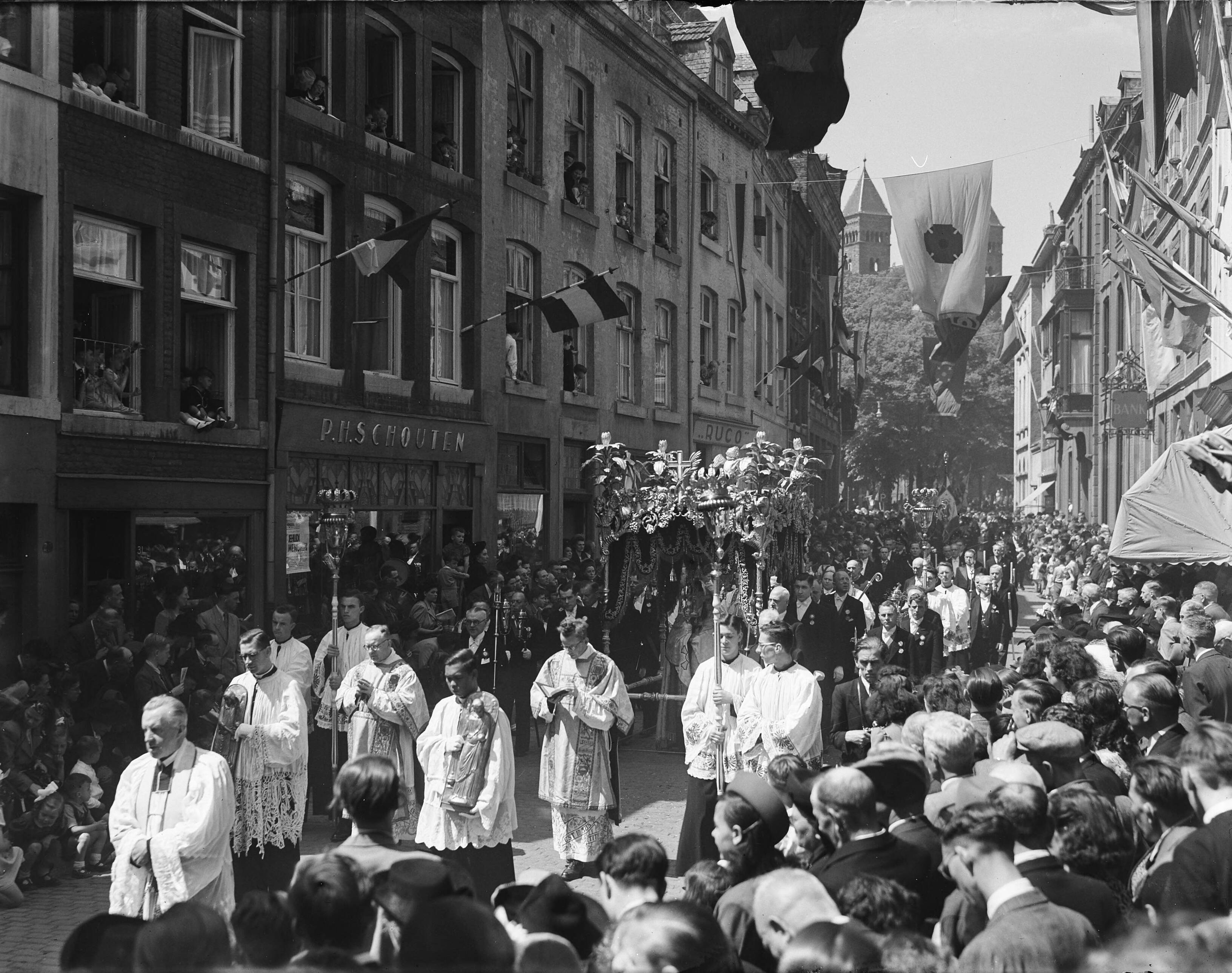 Fotocollectie Anefo — St. Servaasprocessie te Maastricht. Door de Bredestraat — Foto: Moedrik, D. / Anefo. Licentie: Set B: Rechtenvrij / Publiek Domein. Bron: Nationaal Archief. http://hdl.handle.net/10648/a8b6cc9e-d0b4-102d-bcf8-003048976d84