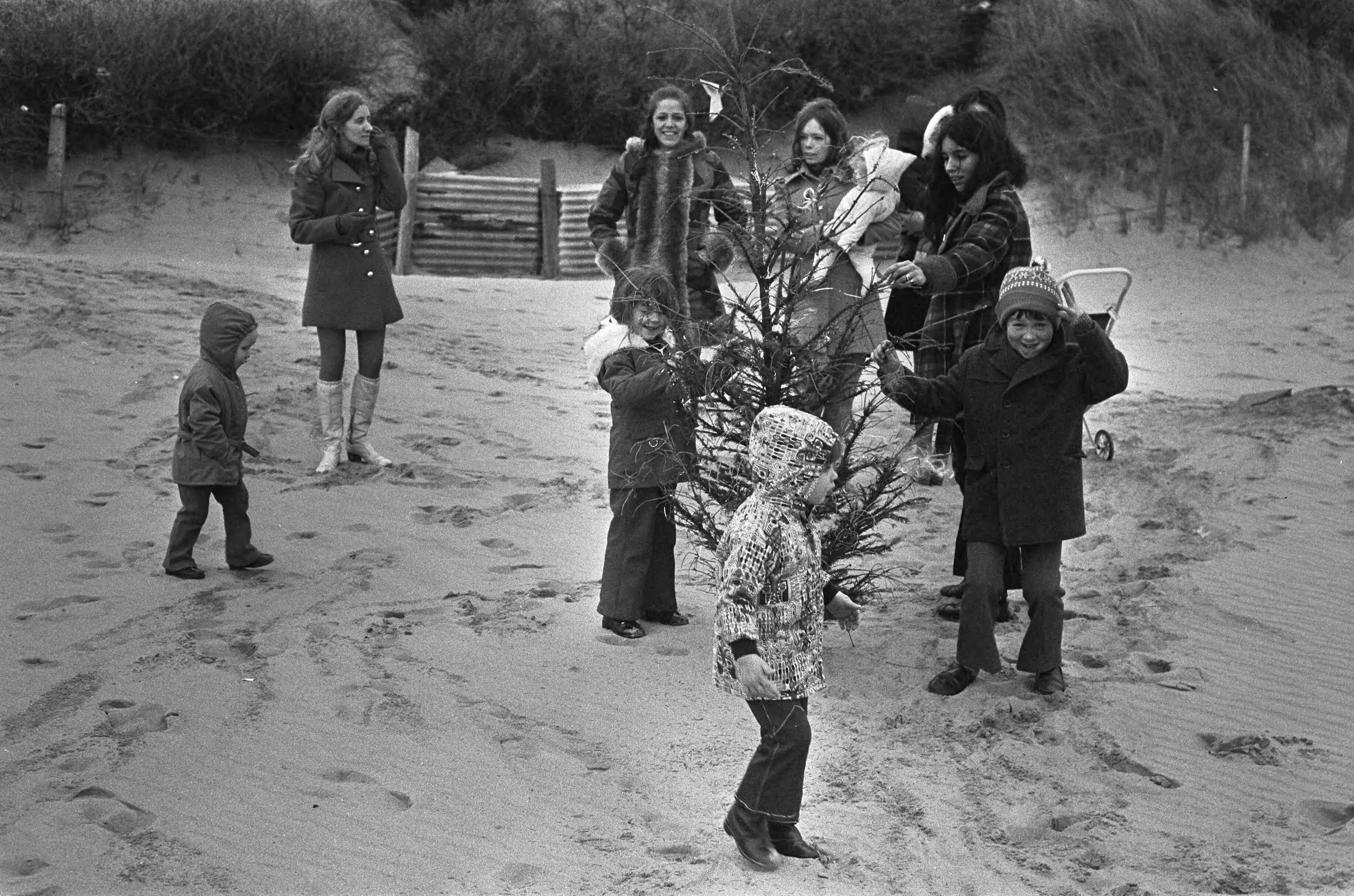 Fotocollectie Anefo — Moeders met kinderen uit Belfast (Noord-Ierland) in Zandvoort voor vakantie, moeders met kinderen op het strand — Foto: Punt, W. / Anefo. Licentie: Set B: Rechtenvrij / Publiek Domein. Bron: Nationaal Archief. http://hdl.handle.net/10648/ac210e12-d0b4-102d-bcf8-003048976d84