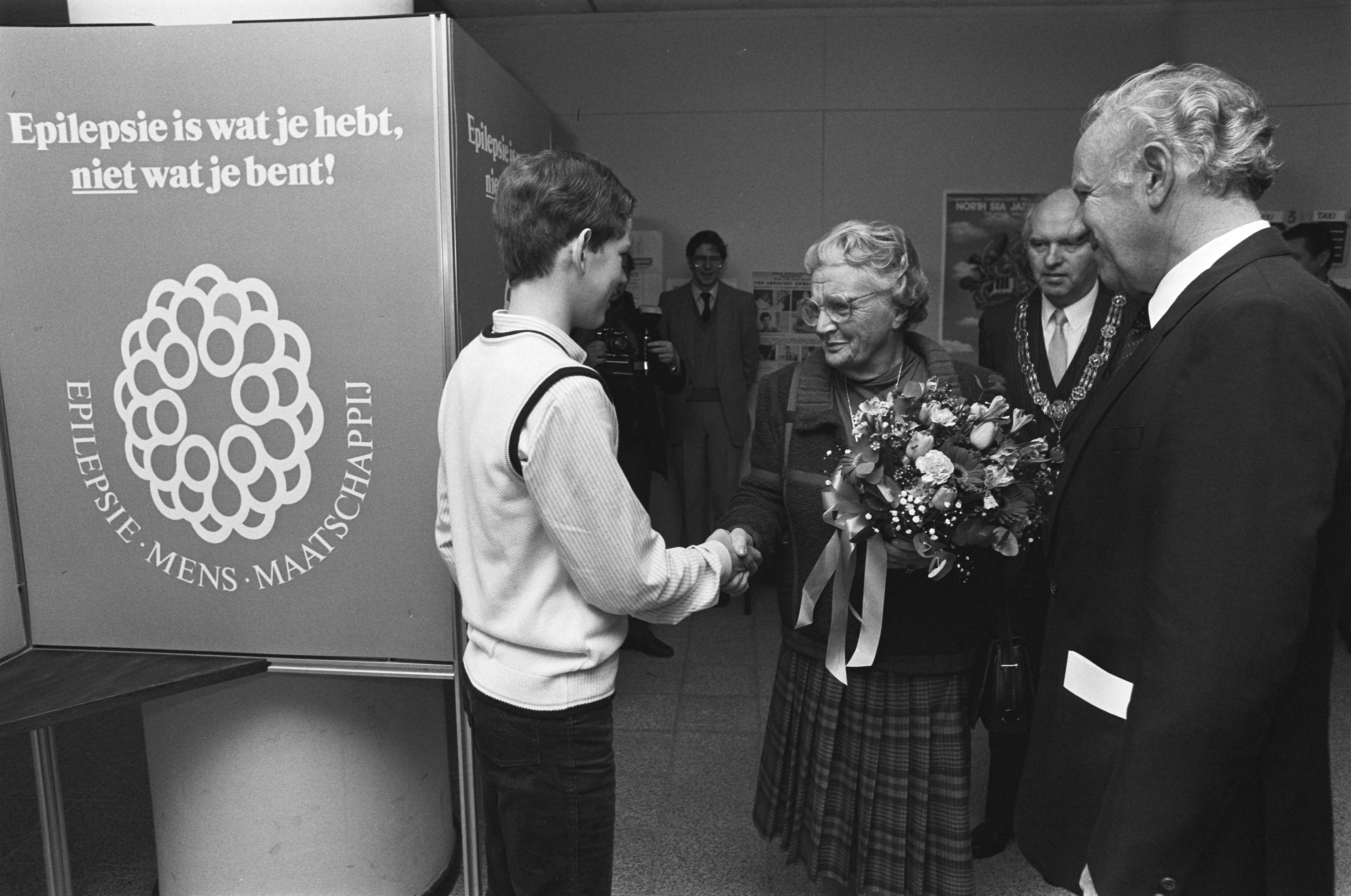 Fotocollectie Anefo — Prinses Juliana woont opening van manifestatie Epilepsie Mens Maatschappij bij in Den Haag . Juliana met bloemen bij aankomst — Foto: Croes, Rob C. / Anefo. Licentie: Set B: Rechtenvrij / Publiek Domein. Bron: Nationaal Archief. http://hdl.handle.net/10648/ad135c08-d0b4-102d-bcf8-003048976d84