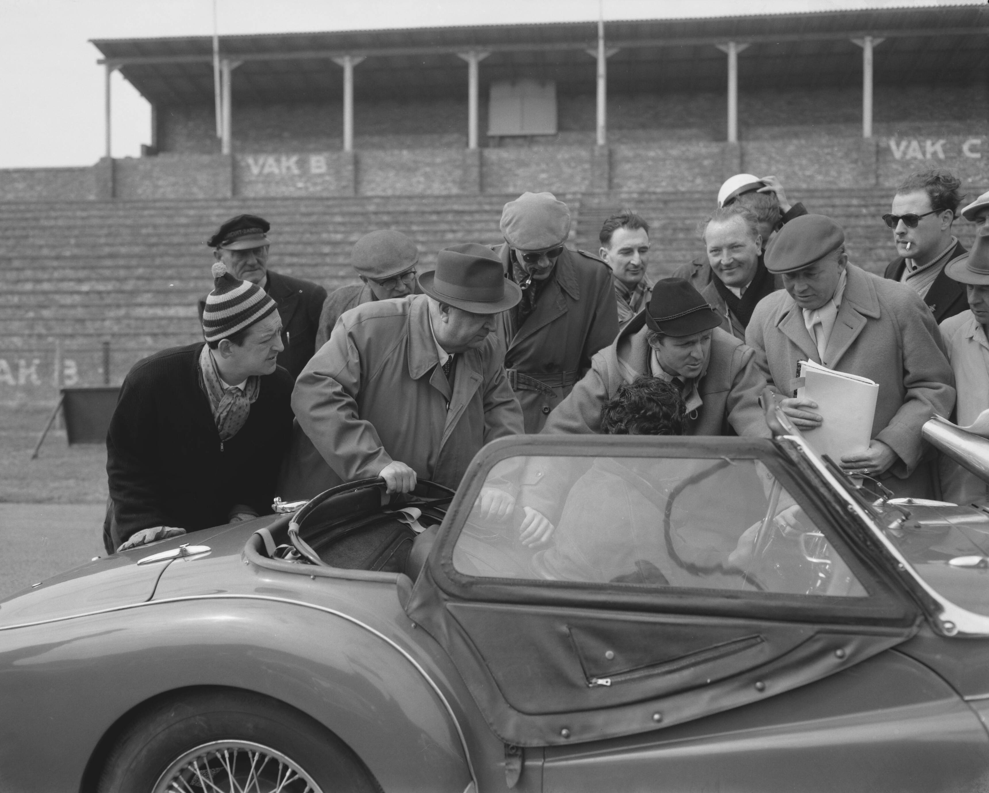 Fotocollectie Anefo — Coureurscursus door Wolfgang Graf Berghe von Trips en Alfred Neubauer op het circuit van Zandvoort — Foto: Bilsen, Joop van / Anefo. Licentie: Set B: Rechtenvrij / Publiek Domein. Bron: Nationaal Archief. http://hdl.handle.net/10648/a97a3efe-d0b4-102d-bcf8-003048976d84