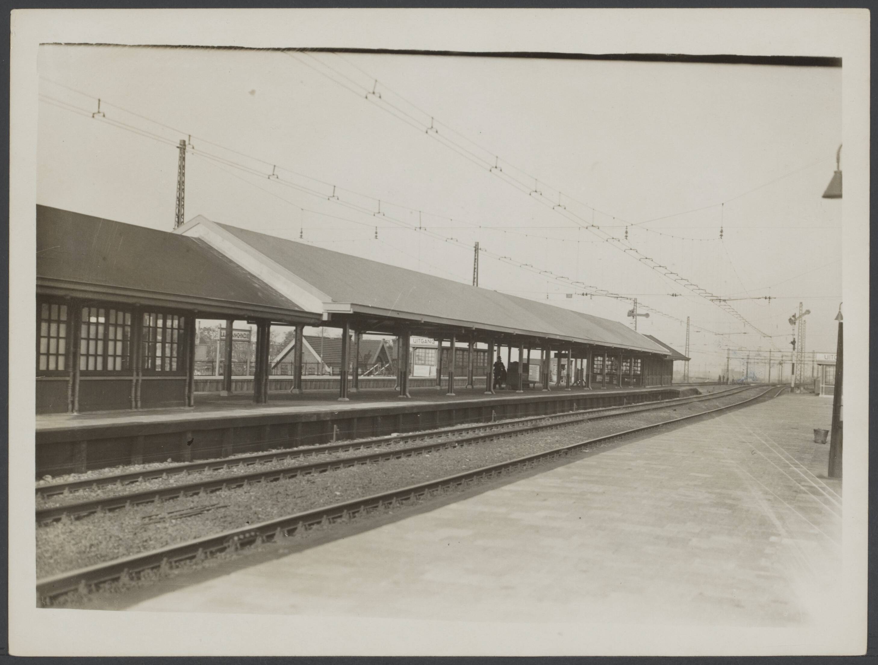 Stationsgebouwen - Nederland — Station Den Haag Laan van N.O. Indië — Foto: Onbekend / Publiek Domein of Rechtenvrij. Licentie: Set B: Rechtenvrij / Publiek Domein. Bron: Nationaal Archief. http://hdl.handle.net/10648/946c7baf-13e3-4fcc-98bf-12a2561e815c