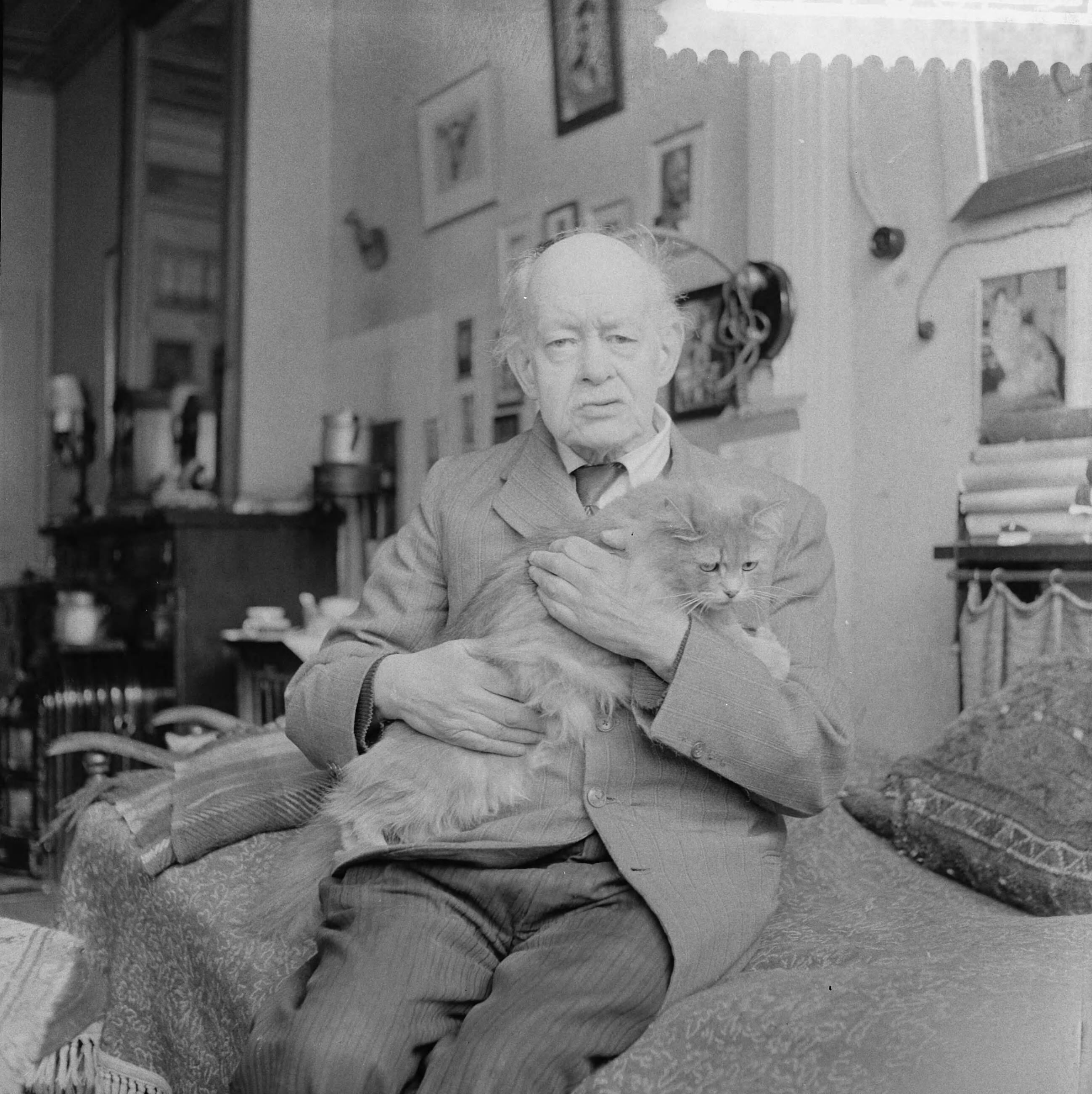 Fotocollectie Anefo — 3 maart aanstaande hoopt de bekende Nederlandse kunstcriticus A. Cornelis Veth te Den Haag 80 jaar te worden, Cornelis Veth met zijn poes — Foto: Behrens, Herbert F. / Anefo. Licentie: Set B: Rechtenvrij / Publiek Domein. Bron: Nationaal Archief. http://hdl.handle.net/10648/a9a9357e-d0b4-102d-bcf8-003048976d84