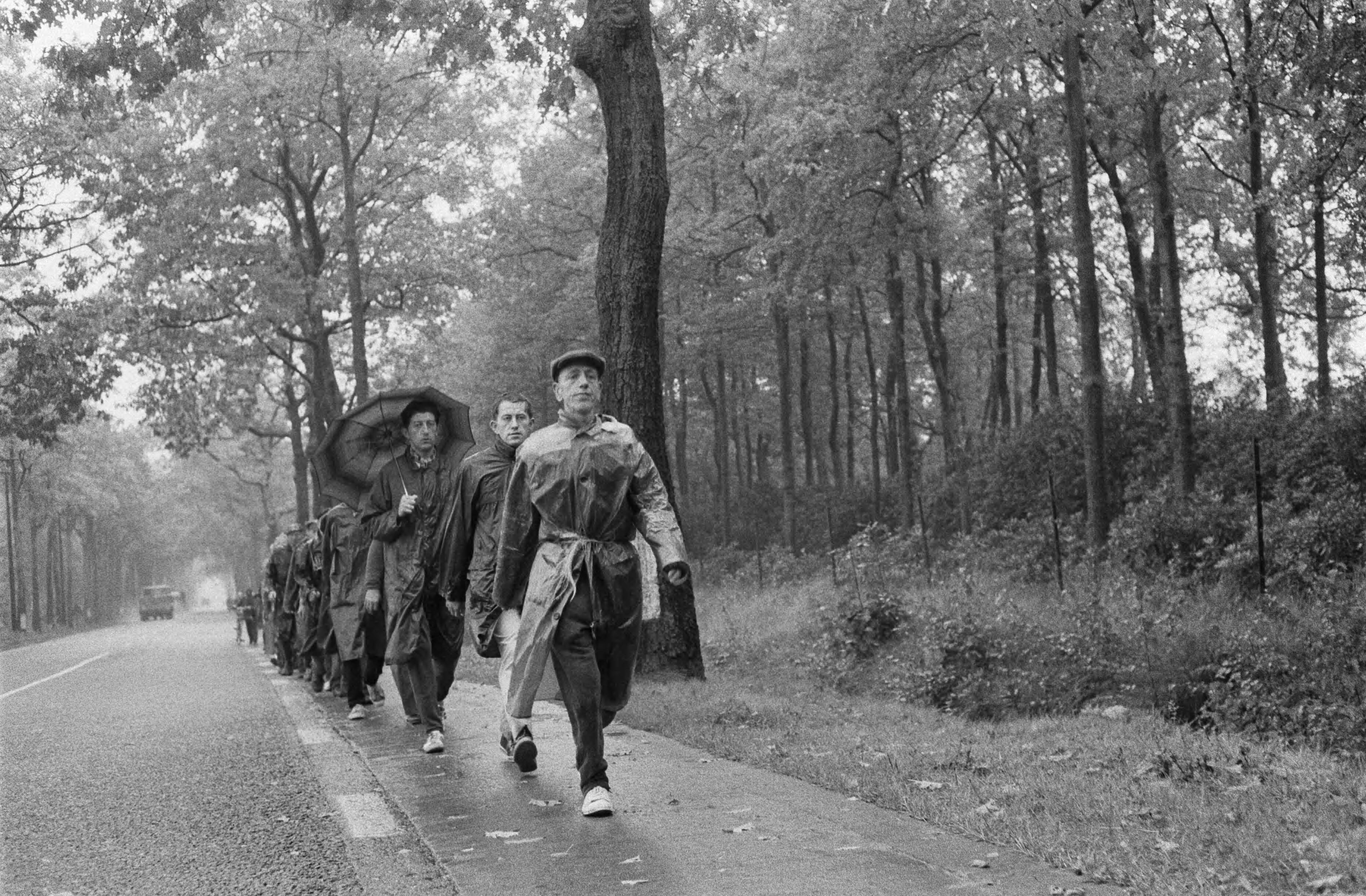 Fotocollectie Anefo — Wandelmars Parijs-Amsterdam, de deelnemers op weg in de regen — Foto: Pot, Harry / Anefo. Licentie: Set B: Rechtenvrij / Publiek Domein. Bron: Nationaal Archief. http://hdl.handle.net/10648/aa7e5434-d0b4-102d-bcf8-003048976d84