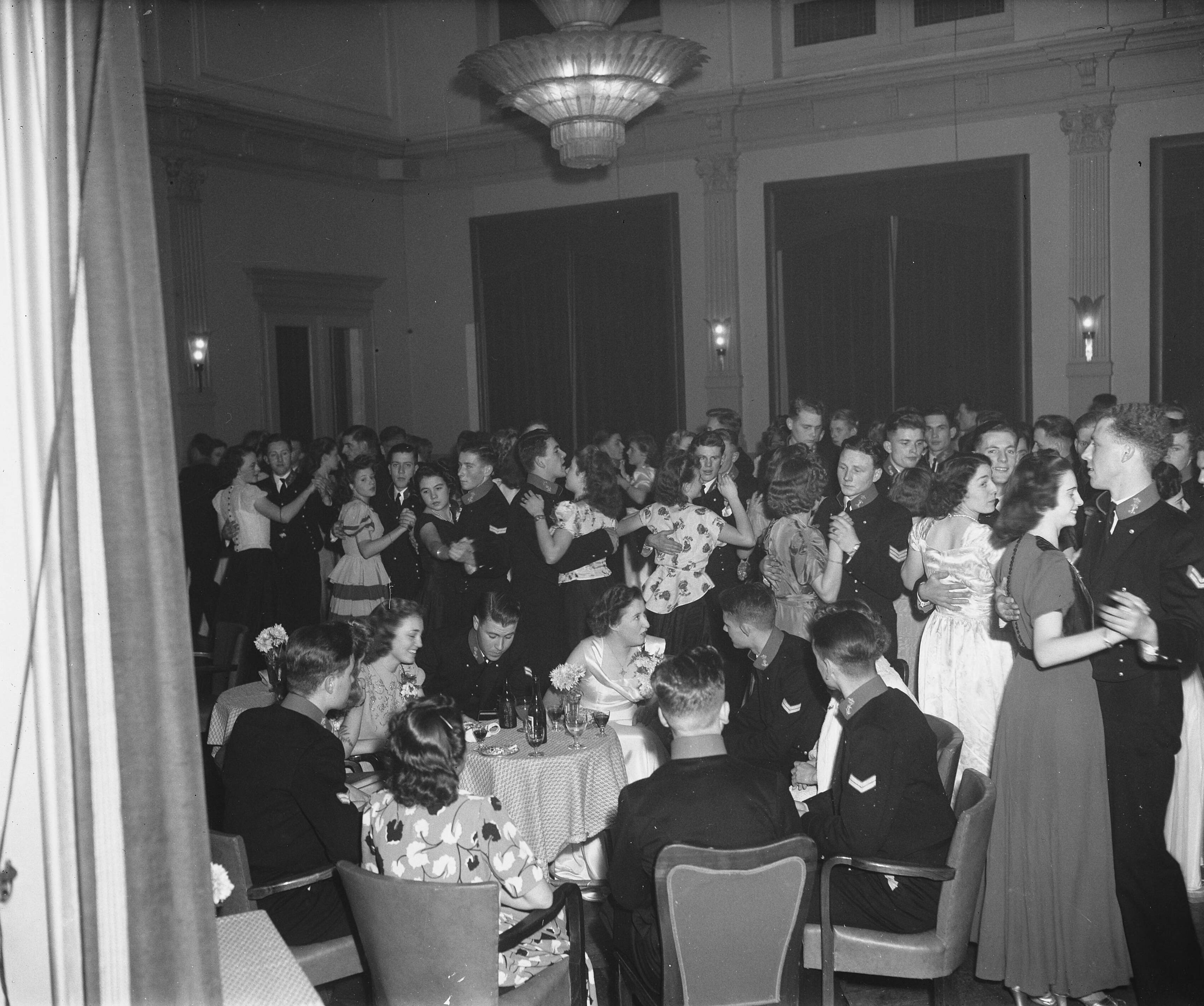 Fotocollectie Anefo — Bal adelborsten Kurhaus Scheveningen @ — Foto: Merk, Ben / Anefo. Licentie: Set B: Rechtenvrij / Publiek Domein. Bron: Nationaal Archief. http://hdl.handle.net/10648/a8c1707c-d0b4-102d-bcf8-003048976d84
