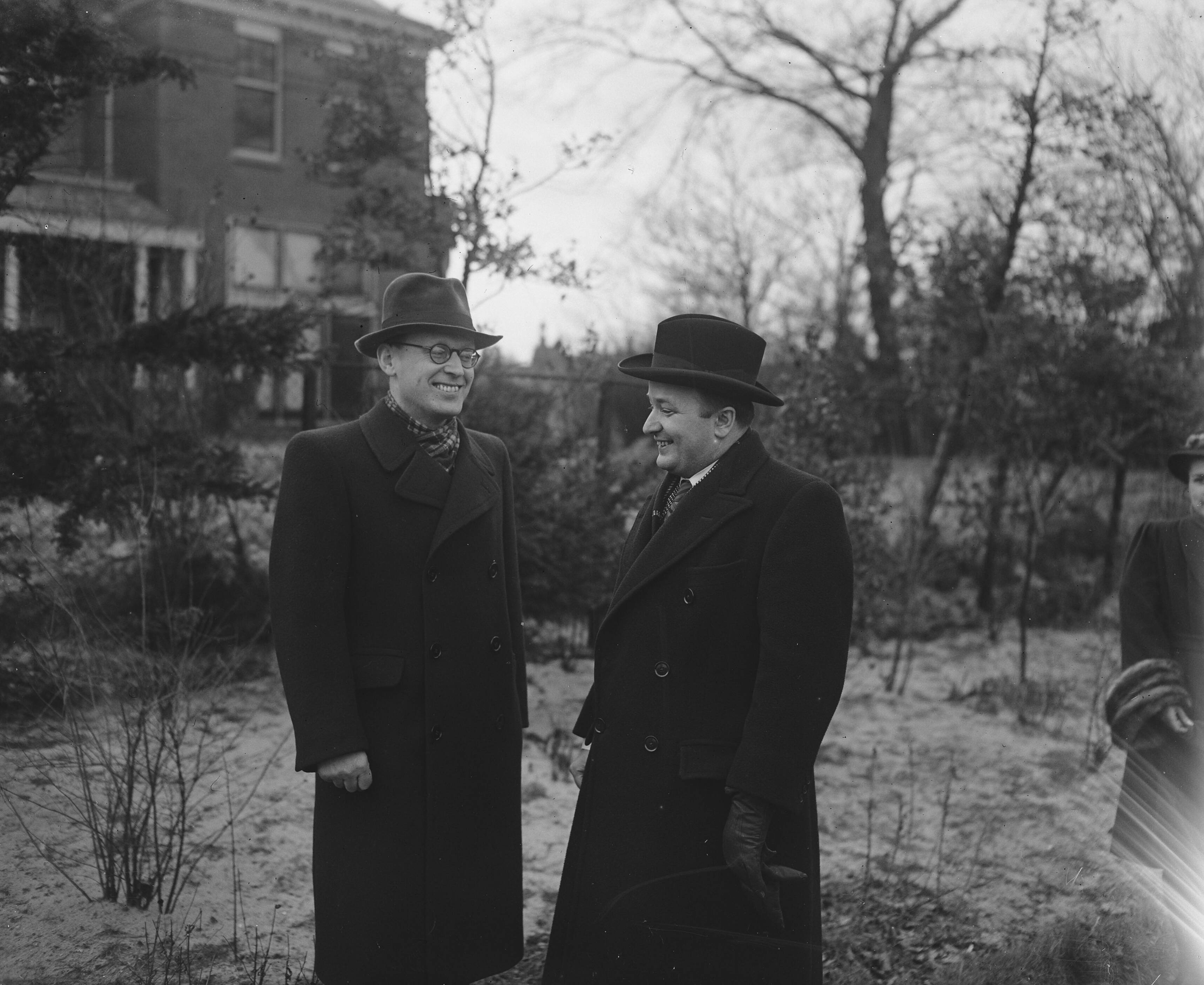 Fotocollectie Anefo — Wereldkampioenschappen schaken te Den Haag. Botwinnik en de Russische ambassadeur Valkov (rechts) — Foto: Snikkers, Anton / Anefo. Licentie: Set B: Rechtenvrij / Publiek Domein. Bron: Nationaal Archief. http://hdl.handle.net/10648/a8b2eebc-d0b4-102d-bcf8-003048976d84