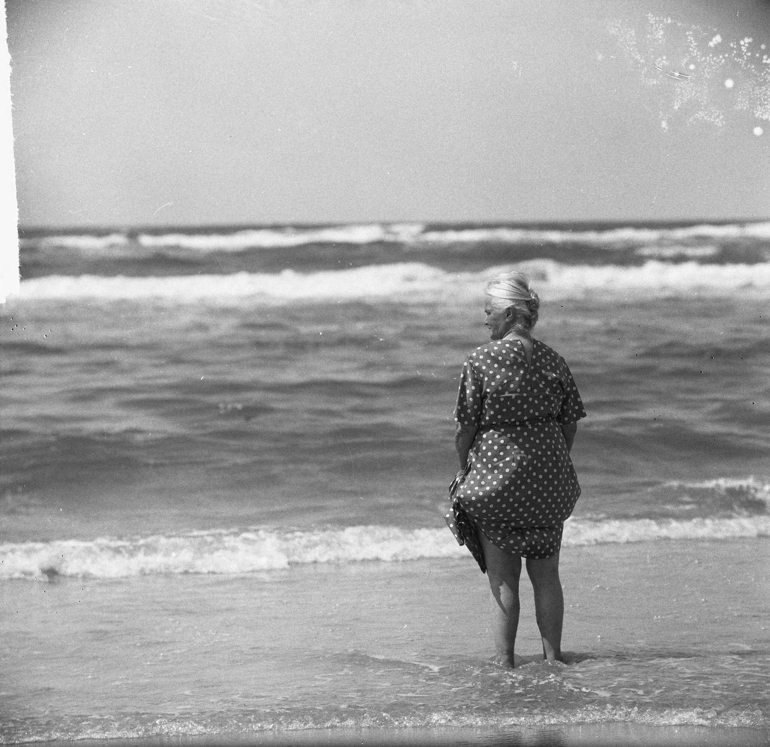 Fotocollectie Anefo — Zandvoort, oudere vrouw aan het pootjebaden langs de vloedlijn — Foto: Nijs, Jac. de / Anefo. Licentie: Set B: Rechtenvrij / Publiek Domein. Bron: Nationaal Archief. http://hdl.handle.net/10648/aab22a34-d0b4-102d-bcf8-003048976d84