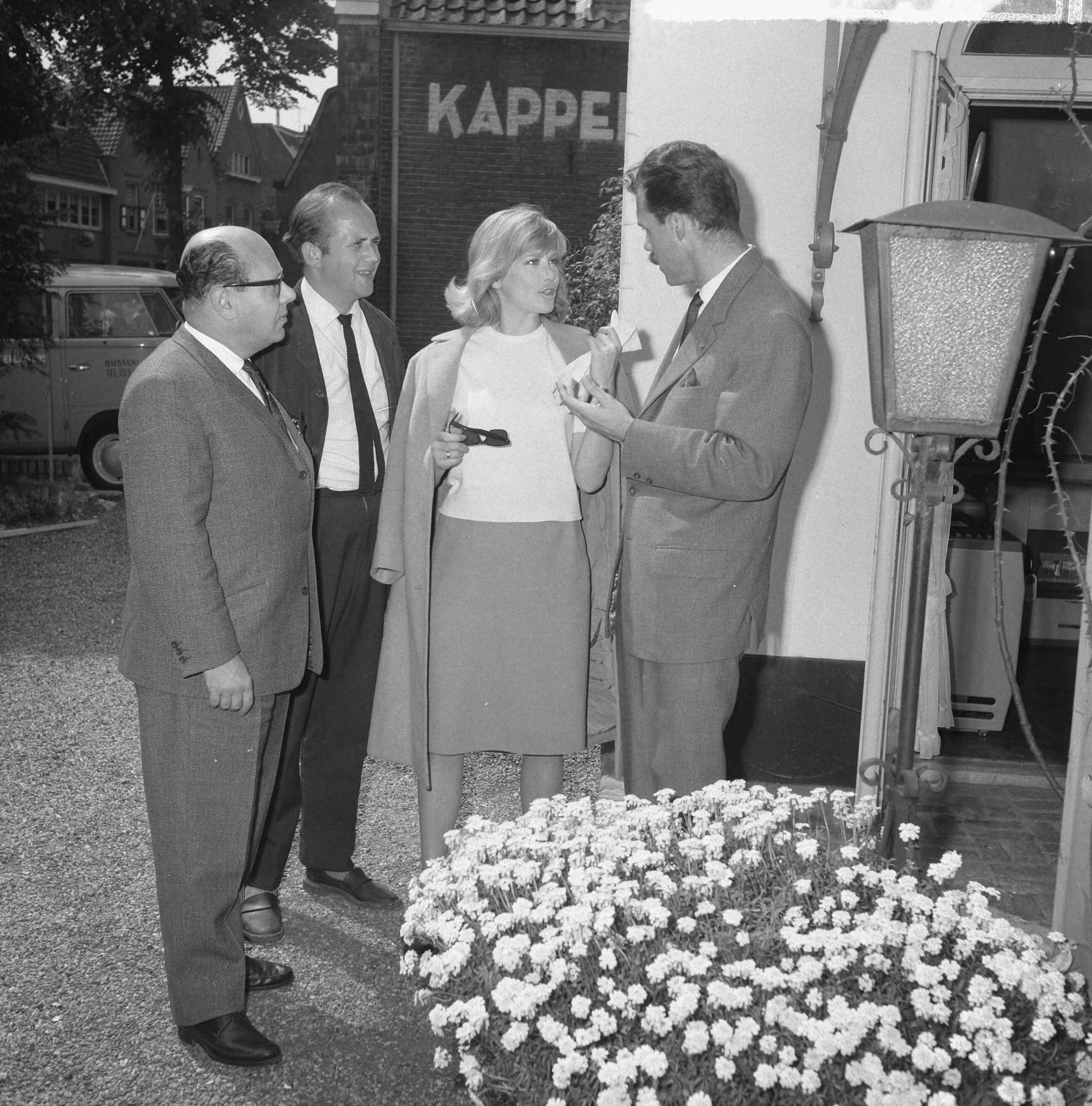 Fotocollectie Anefo — Hildegard Knef, Duitse actrice in TV-programma van Simon van Collem. Vlnr. Simon van Collem, ?, Hildegard Knef, Fred Hoyte — Foto: Nijs, Jac. de / Anefo. Licentie: Set B: Rechtenvrij / Publiek Domein. Bron: Nationaal Archief. http://hdl.handle.net/10648/aa38c81a-d0b4-102d-bcf8-003048976d84