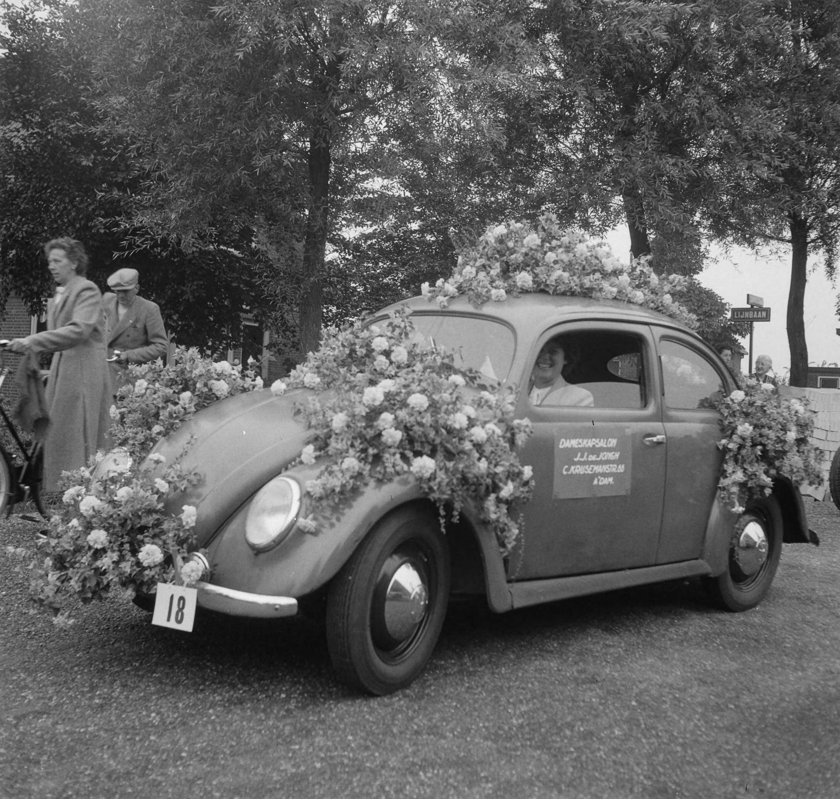 Fotocollectie Anefo — Bloemencorso Aalsmeer — Foto: Pot, Harry / Anefo. Licentie: Set B: Rechtenvrij / Publiek Domein. Bron: Nationaal Archief. http://hdl.handle.net/10648/a8debe48-d0b4-102d-bcf8-003048976d84
