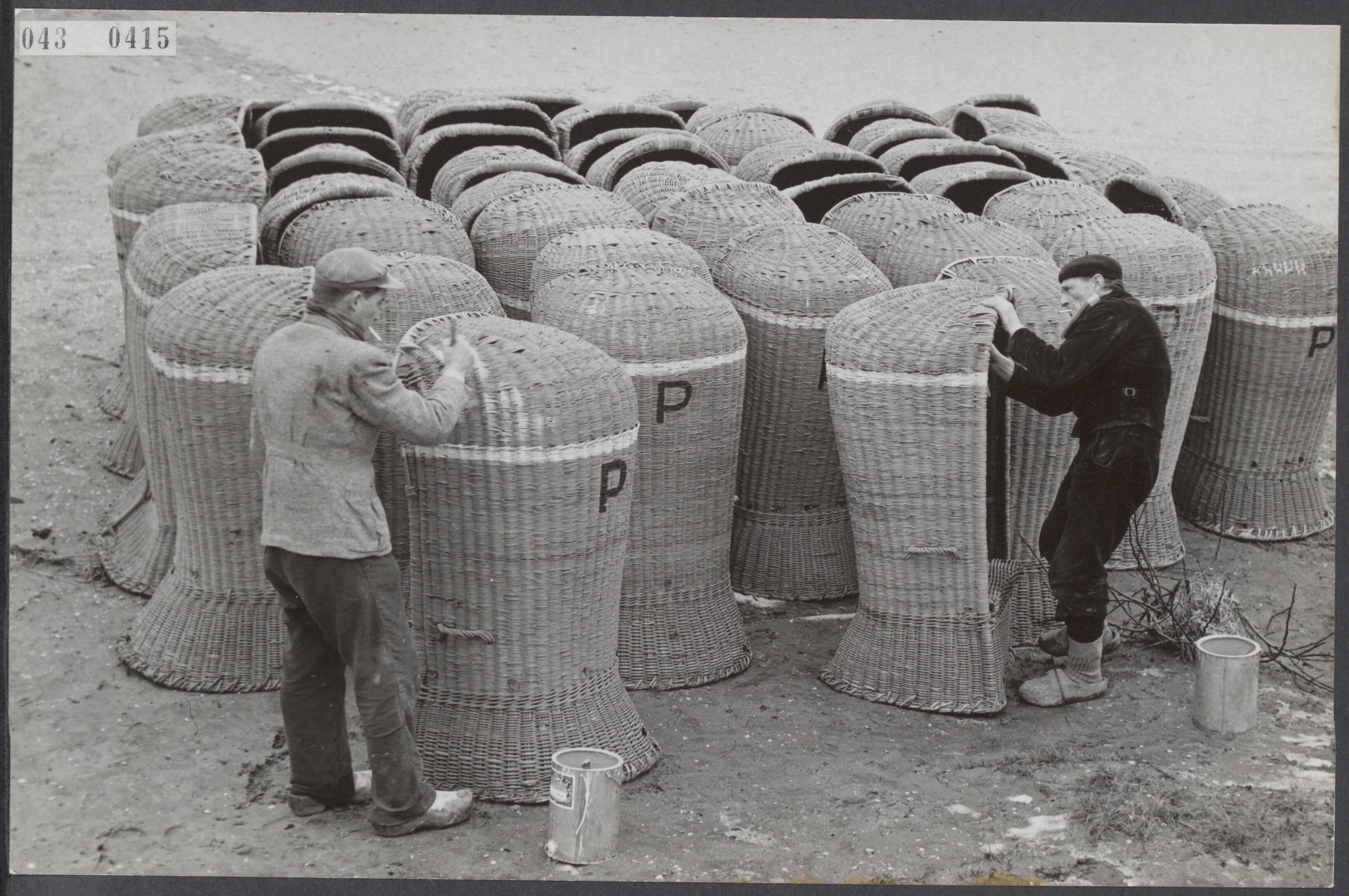 Fotocollectie Elsevier Binnenland — In Zandvoort komen de rieten strandstoelen komen weer uit de berging en worden hier en daar hersteld — Foto: Fotograaf Onbekend / Anefo. Licentie: Set B: Rechtenvrij / Publiek Domein. Bron: Nationaal Archief. http://hdl.handle.net/10648/adf8ec14-d0b4-102d-bcf8-003048976d84