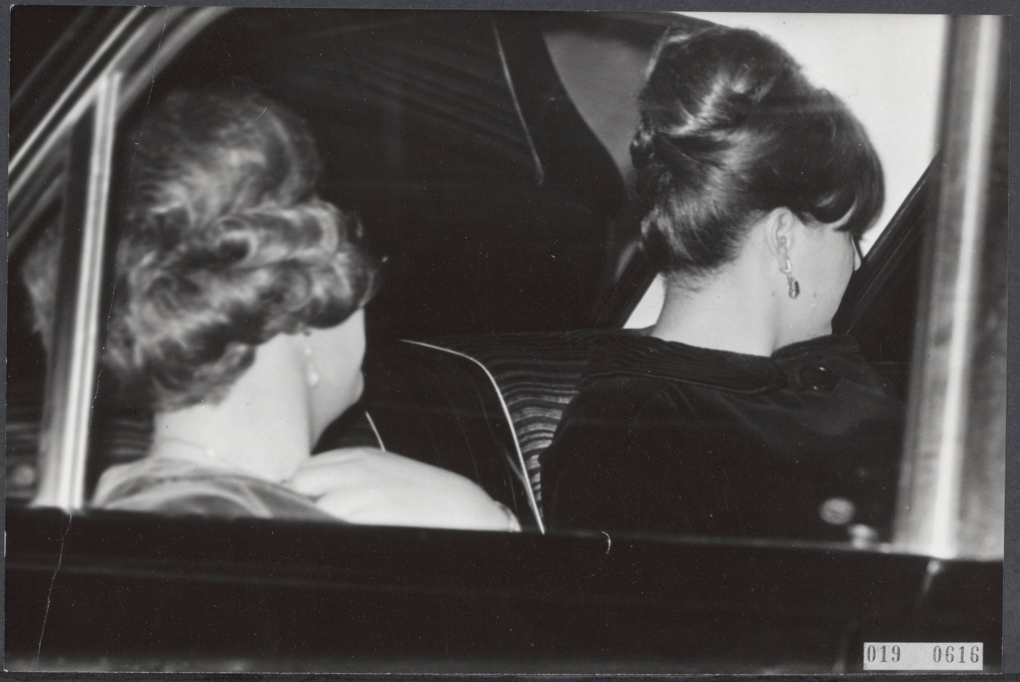 Fotocollectie Elsevier Binnenland — Prinses Beatrix geeft op haar paleis Drakensteyn een feest. De prinsessen Christina (l.) en Margriet in een hofauto op weg naar het feest — Foto: Koch, Eric / Anefo. Licentie: Set B: Rechtenvrij / Publiek Domein. Bron: Nationaal Archief. http://hdl.handle.net/10648/adc721c0-d0b4-102d-bcf8-003048976d84