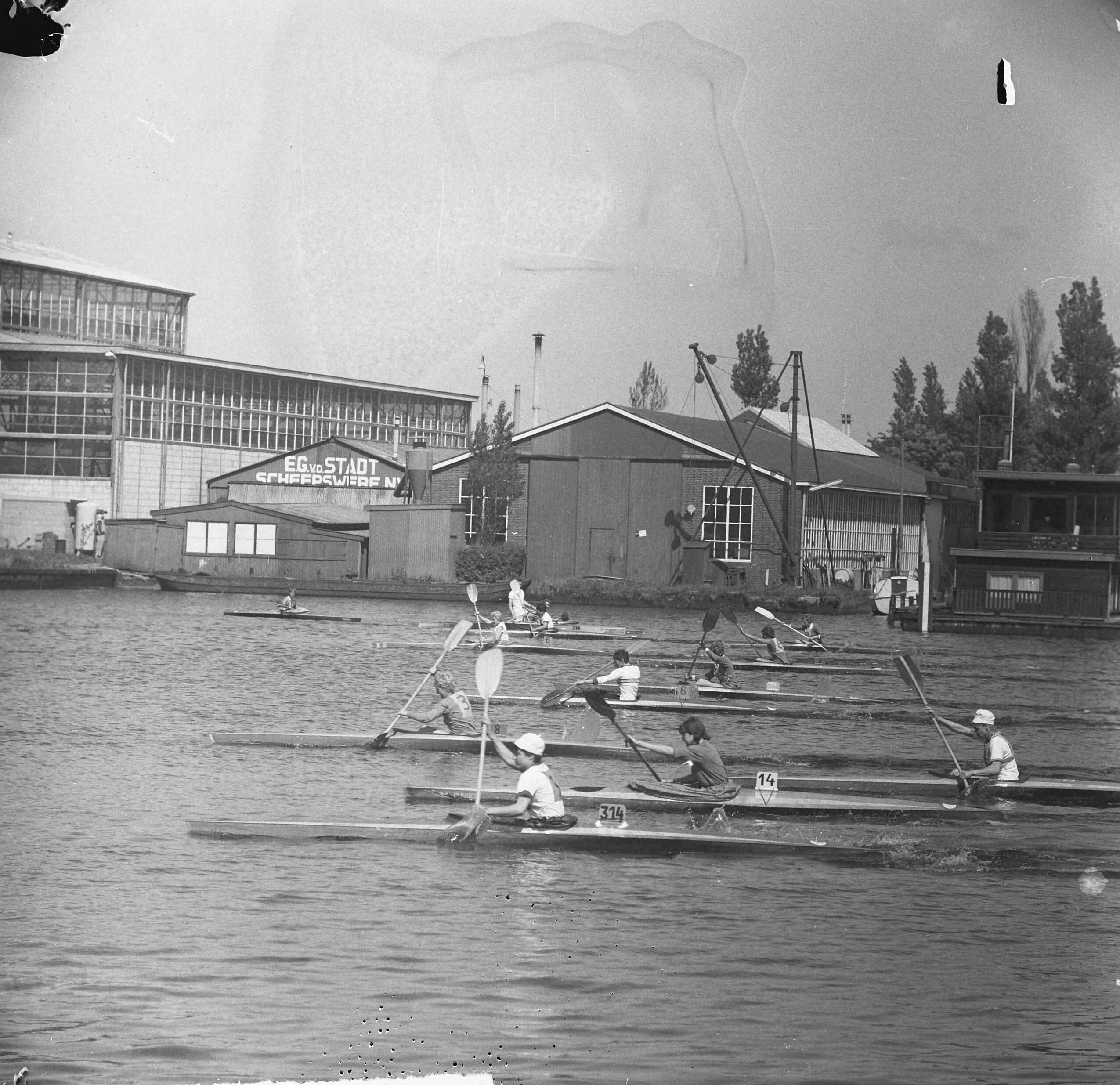 Fotocollectie Anefo — Zaanregatta 1965, Thea Duif met rugnummer 3 rukt op naar de kop — Foto: Nijs, Jac. de / Anefo. Licentie: Set B: Rechtenvrij / Publiek Domein. Bron: Nationaal Archief. http://hdl.handle.net/10648/aaae7380-d0b4-102d-bcf8-003048976d84