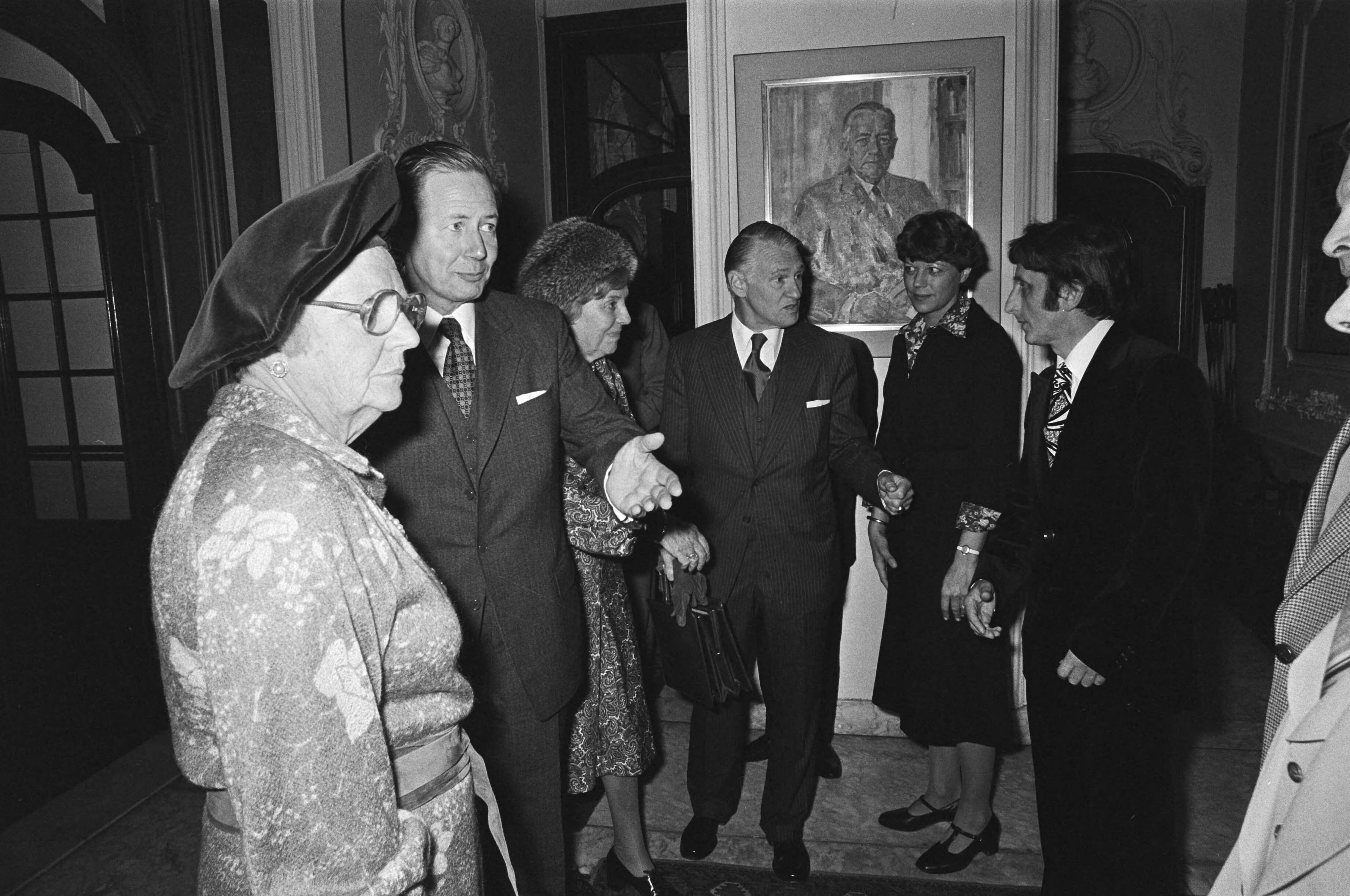 Fotocollectie Anefo — koningin Juliana bezoekt Fa. Joh. Enschede in Haarlem; rondgang — Foto: Suyk, Koen / Anefo. Licentie: Set B: Rechtenvrij / Publiek Domein. Bron: Nationaal Archief. http://hdl.handle.net/10648/acbcce6a-d0b4-102d-bcf8-003048976d84