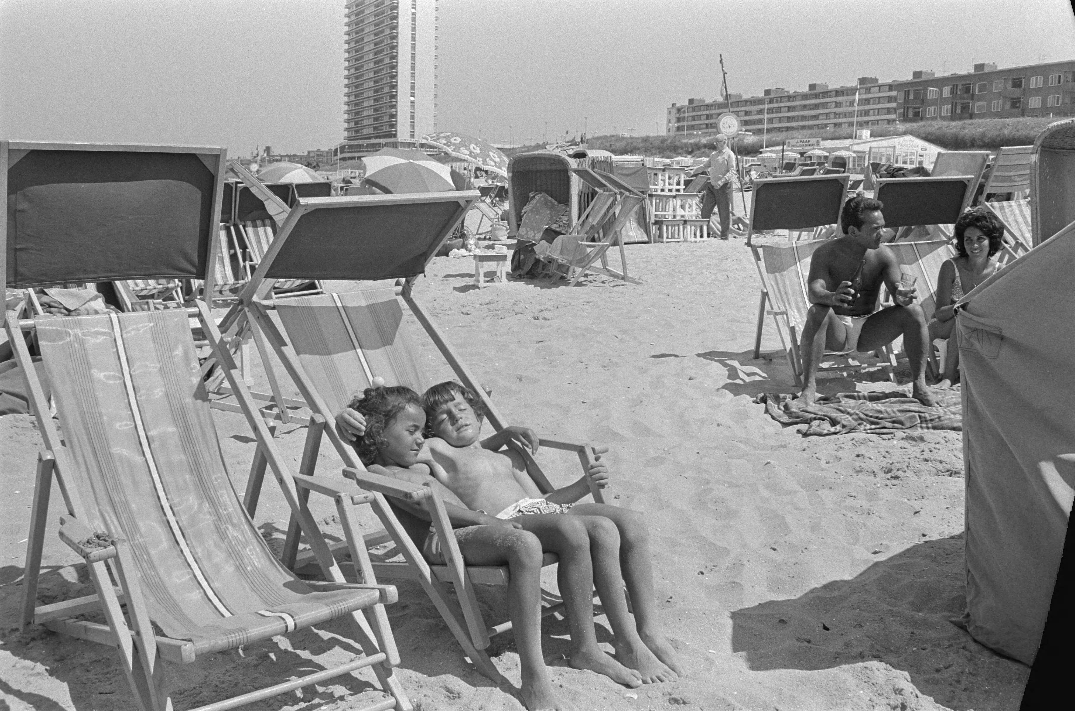 Fotocollectie Anefo — Drukte op strand, Zandvoort — Foto: Peters, Hans / Anefo. Licentie: Set B: Rechtenvrij / Publiek Domein. Bron: Nationaal Archief. http://hdl.handle.net/10648/abc5db14-d0b4-102d-bcf8-003048976d84