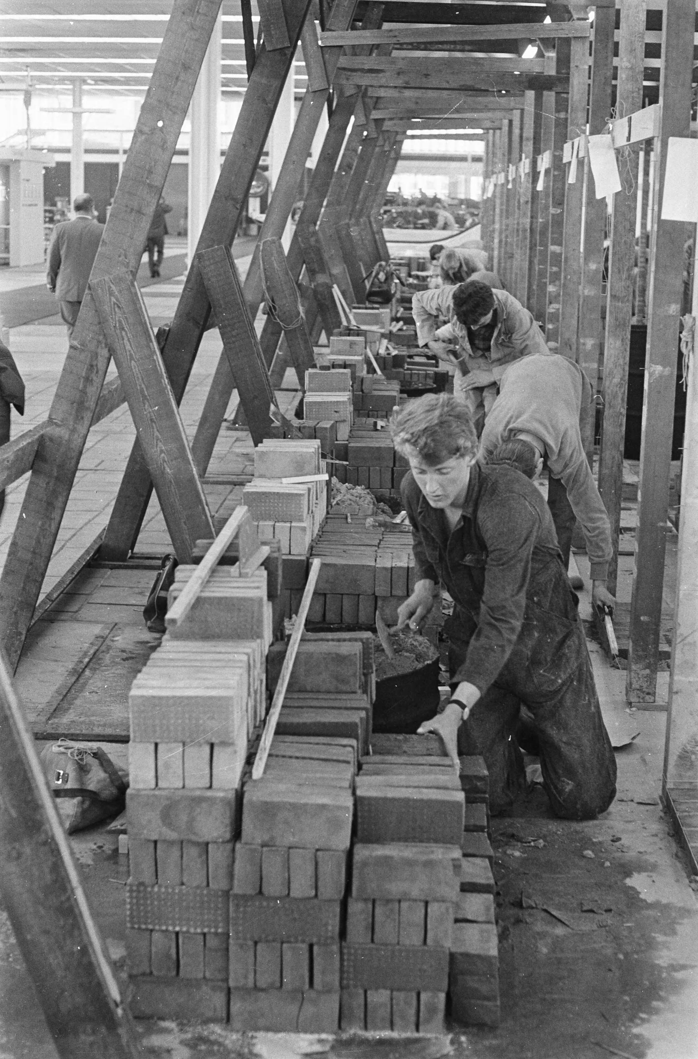 Fotocollectie Anefo — Vijfde Nationale beroepenmanifestatie te Utrecht, bouwvakarbeiders aan het werk — Foto: Merk, Ben / Anefo. Licentie: Set B: Rechtenvrij / Publiek Domein. Bron: Nationaal Archief. http://hdl.handle.net/10648/ab1a677a-d0b4-102d-bcf8-003048976d84