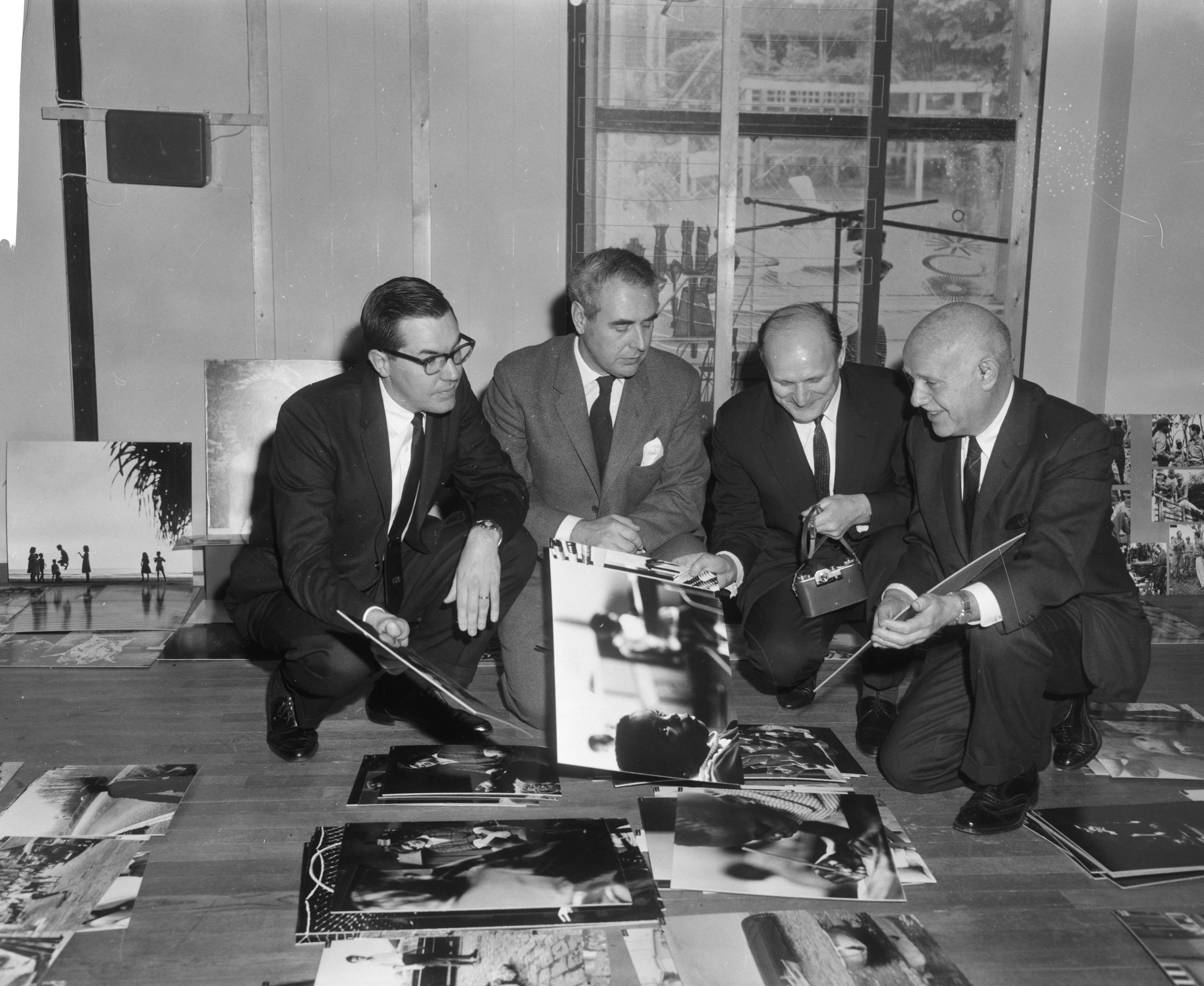 Fotocollectie Anefo — Fotografiewedstrijd World Press Photo in het Gemeentemuseum te Den Haag; de internationale jury aan het werk — Foto: Bilsen, Joop van / Anefo. Licentie: Set B: Rechtenvrij / Publiek Domein. Bron: Nationaal Archief. http://hdl.handle.net/10648/aad0f96e-d0b4-102d-bcf8-003048976d84