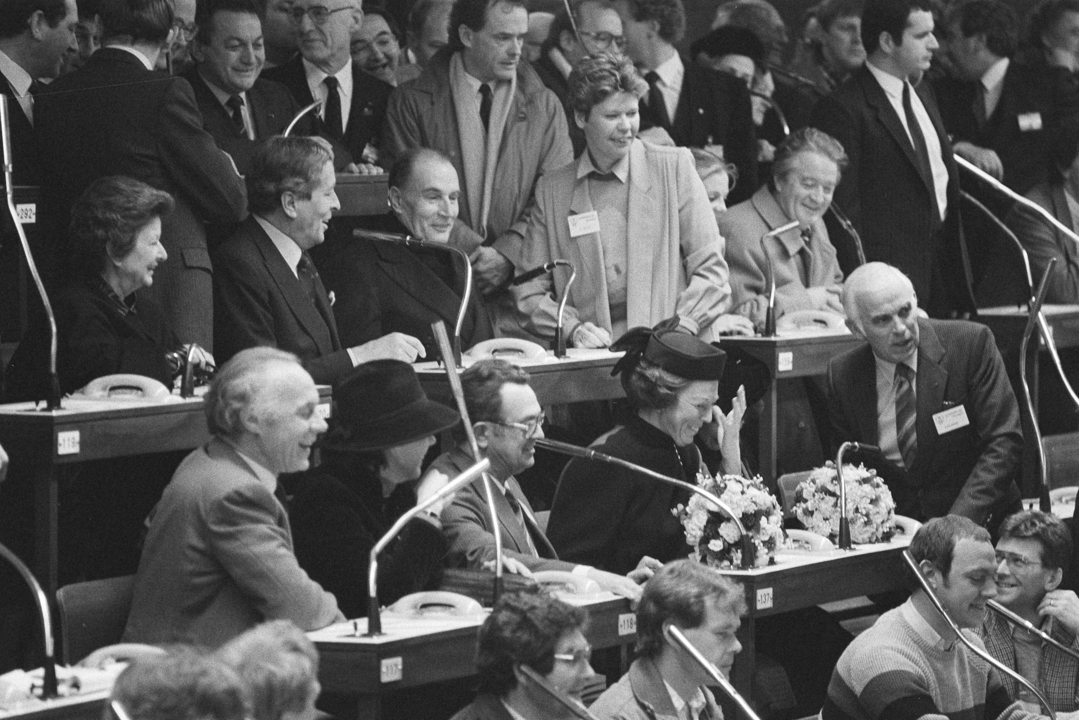 Fotocollectie Anefo — Staatsbezoek president Mitterand , bezoek bloemenveiling alsmeer; Prins Claus en Mitterand, Koningin Beatrix en mevrouw Mitterand — Foto: Bogaerts, Rob / Anefo. Licentie: Set B: Rechtenvrij / Publiek Domein. Bron: Nationaal Archief. http://hdl.handle.net/10648/ad344ddc-d0b4-102d-bcf8-003048976d84