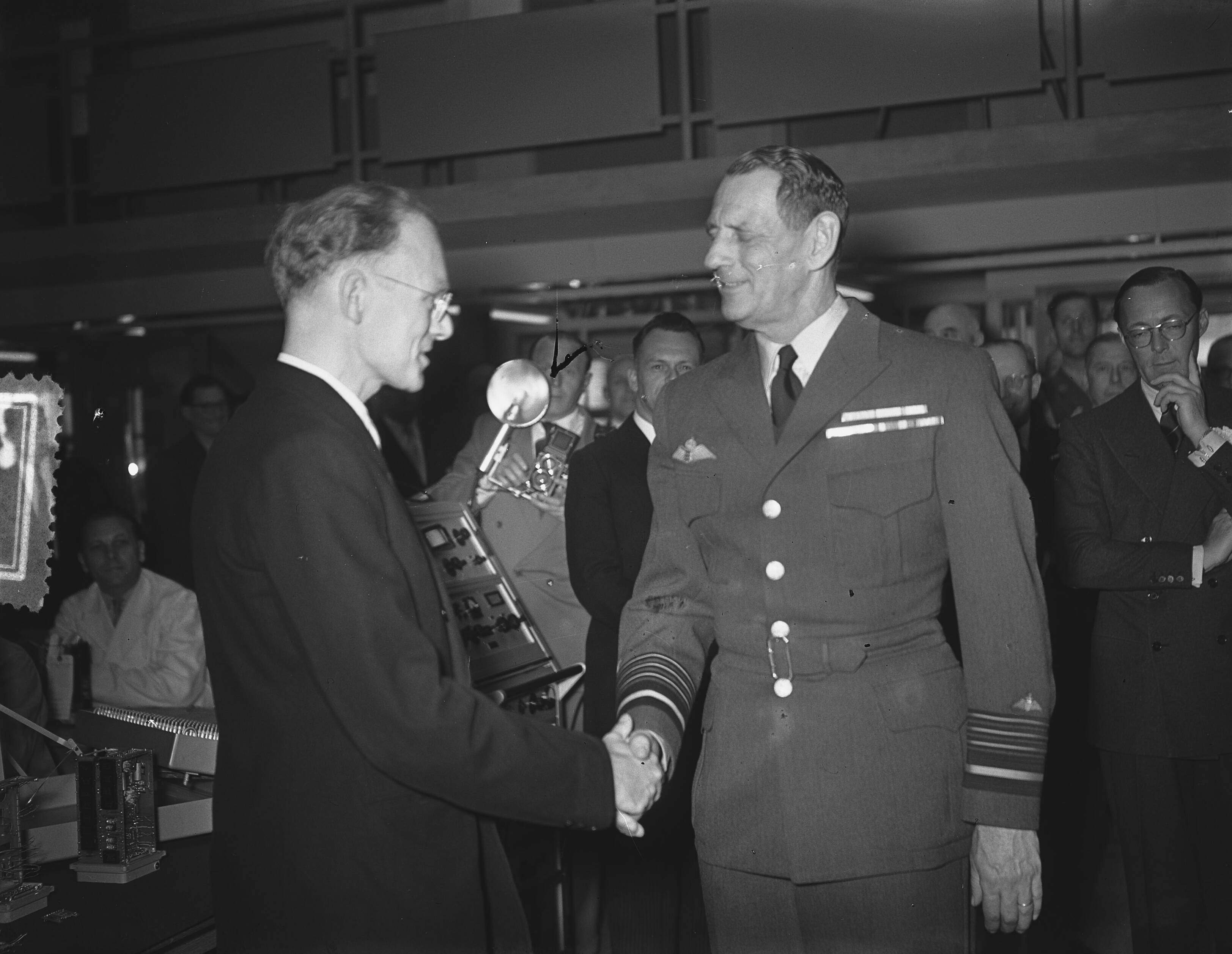 Deens staatsbezoek (1954) — Derde dag Deens staatsbezoek. Bezoek aan Philips Hilversum — Foto: Bilsen, Joop van / Anefo. Licentie: Set B: Rechtenvrij / Publiek Domein. Bron: Nationaal Archief. http://hdl.handle.net/10648/a920ea8e-d0b4-102d-bcf8-003048976d84