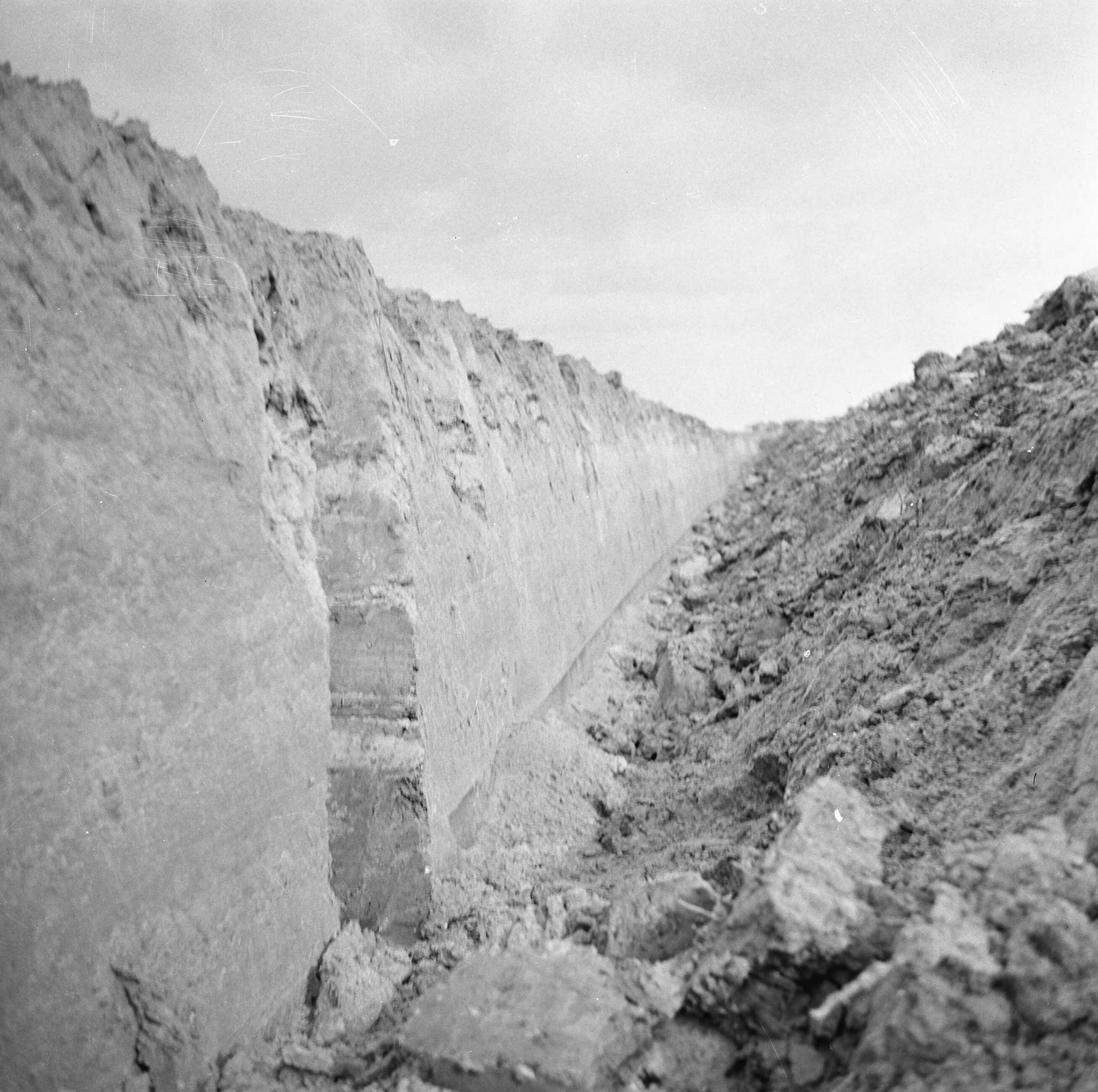 Fotocollectie Nederlandse Heidemaatschappij — Diepploegen acter de duinstrook (Vrouwenpolders - Walcheren). Uitgeploegde voor, 1.60 diep — Foto: Fotograaf Onbekend / Heidemij. Licentie: Set B: Rechtenvrij / Publiek Domein. Bron: Nationaal Archief. http://hdl.handle.net/10648/ae5d6702-d0b4-102d-bcf8-003048976d84