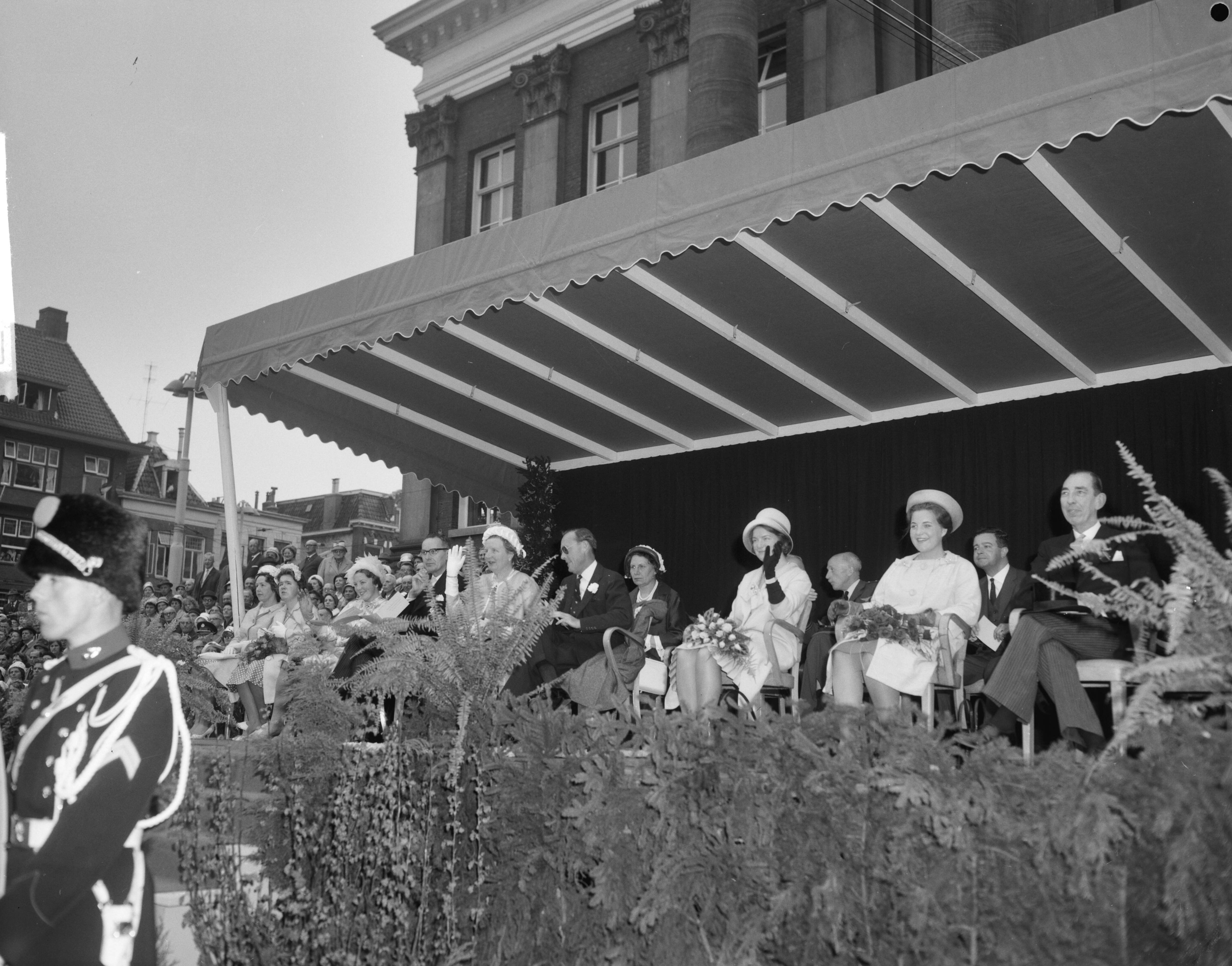 Koninklijk bezoek aan Groningen en Friesland (1962) — Koninklijk bezoek aan Groningen — Foto: Bilsen, Joop van / Anefo. Licentie: Set B: Rechtenvrij / Publiek Domein. Bron: Nationaal Archief. http://hdl.handle.net/10648/aa07001e-d0b4-102d-bcf8-003048976d84