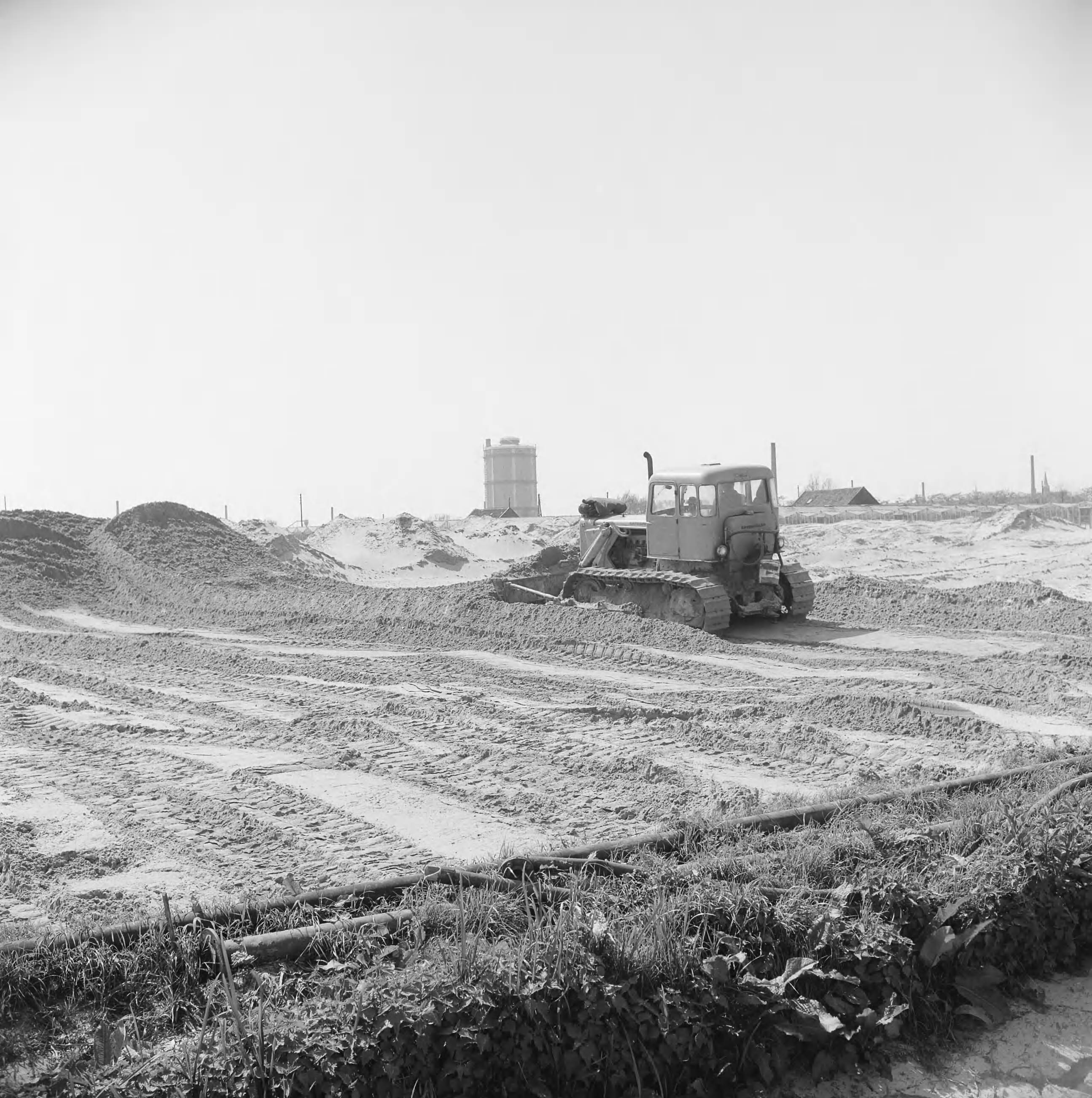 Fotocollectie Nederlandse Heidemaatschappij — Object gemeente 's-Gravenhage. Kerketuinen. In depot schuiven overtollig zand — Foto: Wüllschleger, [...] / Heidemij. Licentie: Set B: Rechtenvrij / Publiek Domein. Bron: Nationaal Archief. http://hdl.handle.net/10648/ae5e7b1a-d0b4-102d-bcf8-003048976d84