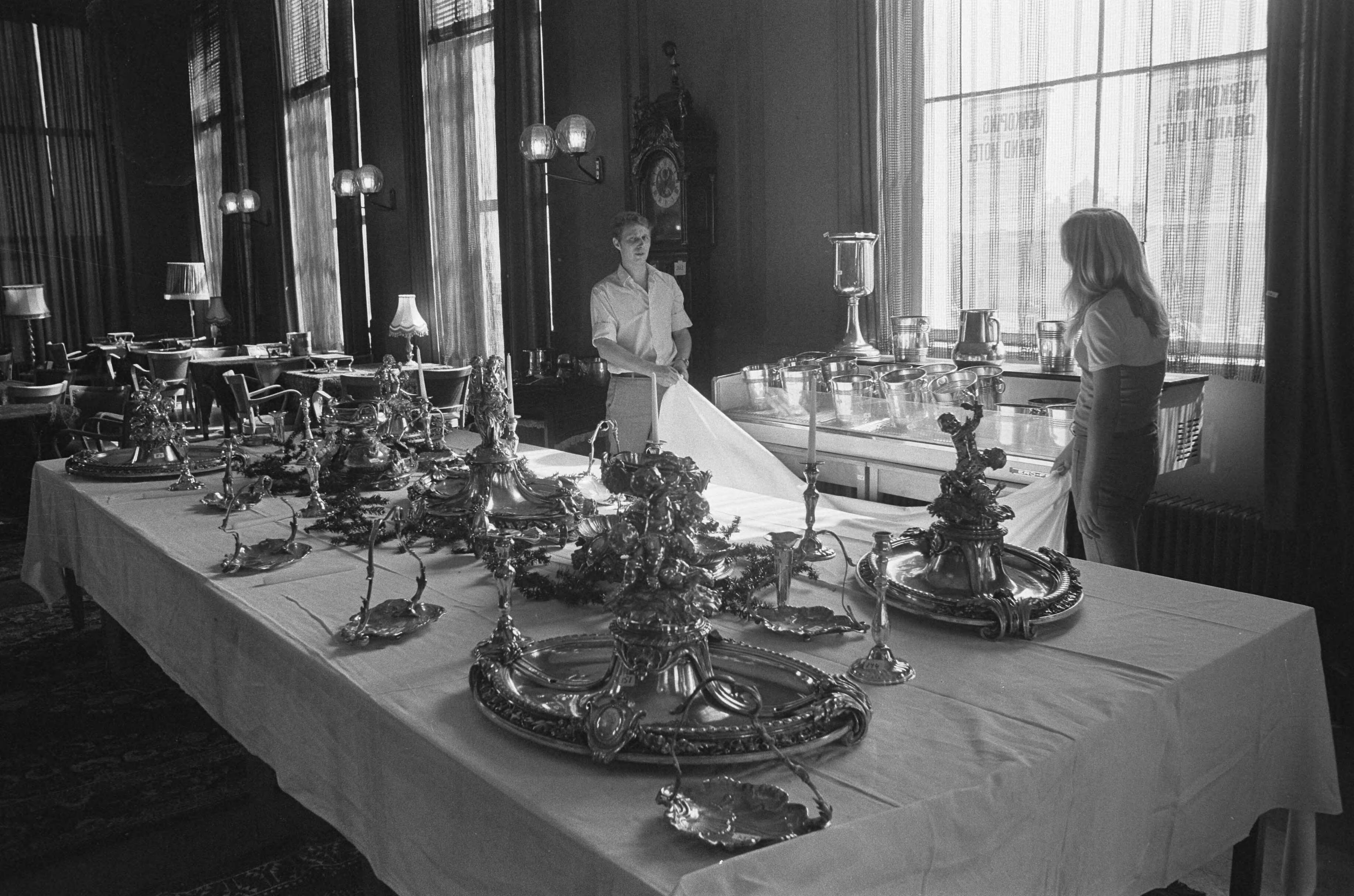 Fotocollectie Anefo — Inventaris Grand Hotel te Scheveningen wordt binnenkort geveild, tafelzilver — Foto: Peters, Hans / Anefo. Licentie: Set B: Rechtenvrij / Publiek Domein. Bron: Nationaal Archief. http://hdl.handle.net/10648/ac342614-d0b4-102d-bcf8-003048976d84