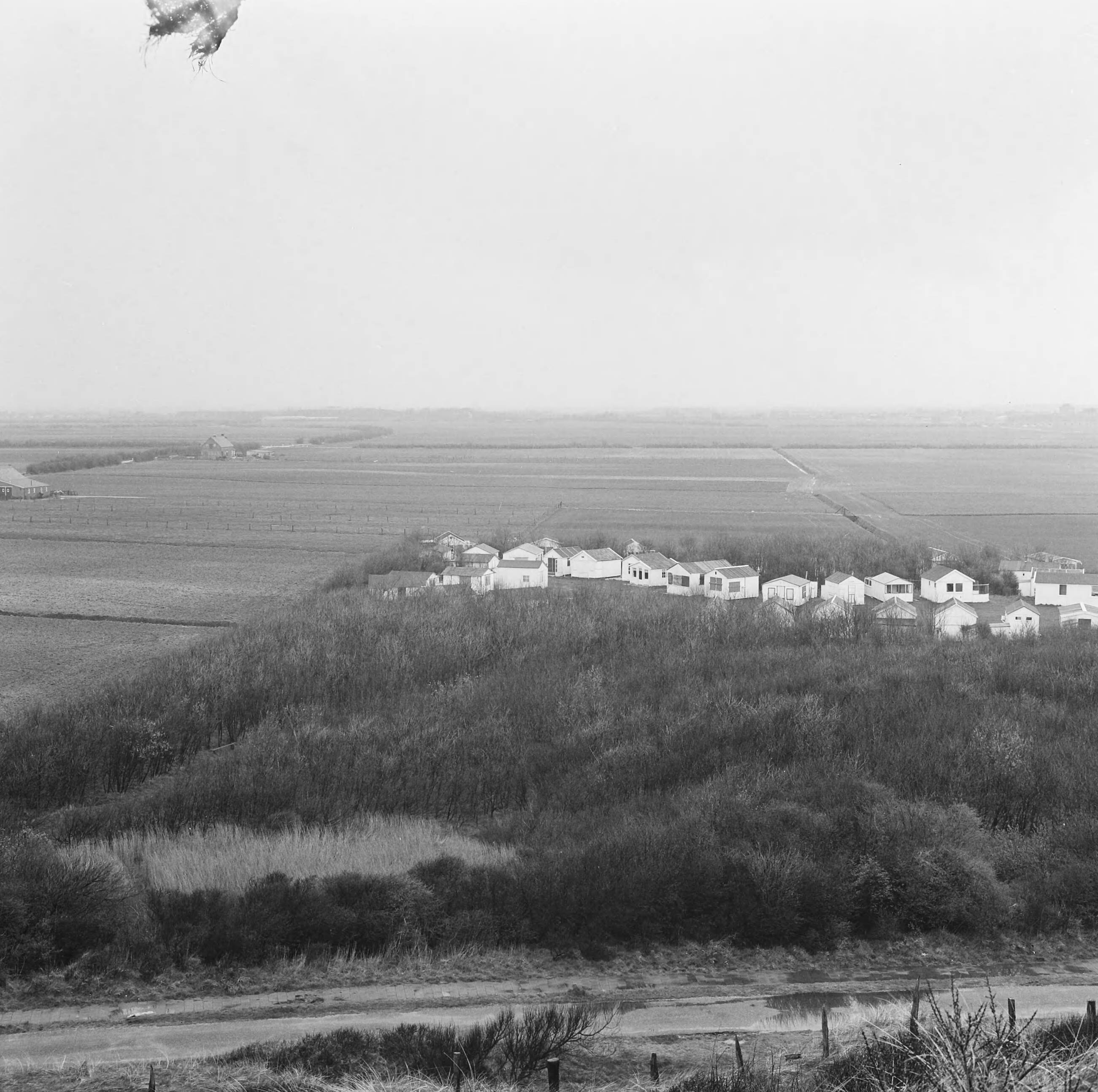 Fotocollectie Nederlandse Heidemaatschappij — Kampeerhuttenterrein aan de rand van de beplante vroongronden bij Koudekerke (Walcheren) — Foto: Wüllschleger, [...] / Heidemij. Licentie: Set B: Rechtenvrij / Publiek Domein. Bron: Nationaal Archief. http://hdl.handle.net/10648/ae81bac6-d0b4-102d-bcf8-003048976d84